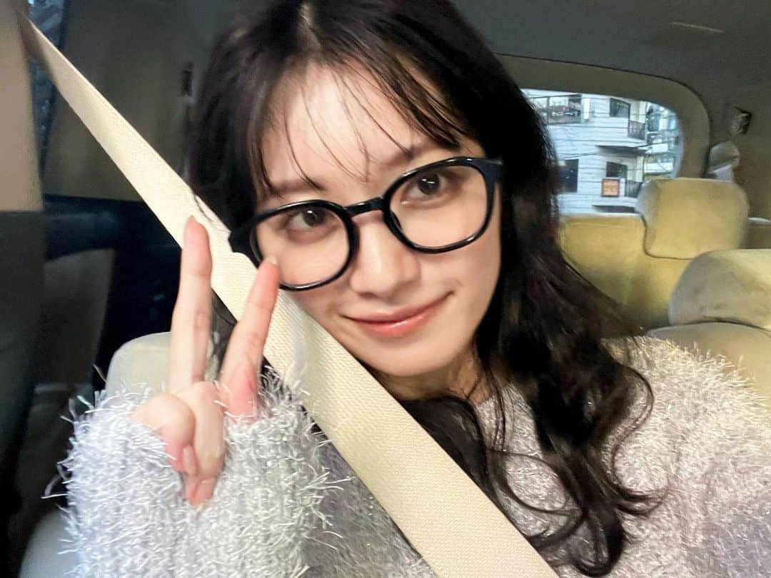 のインスタグラム：「今日の✌︎ おやすみ🌙  もしかしてこのメガネ似合ってないかも⁇」