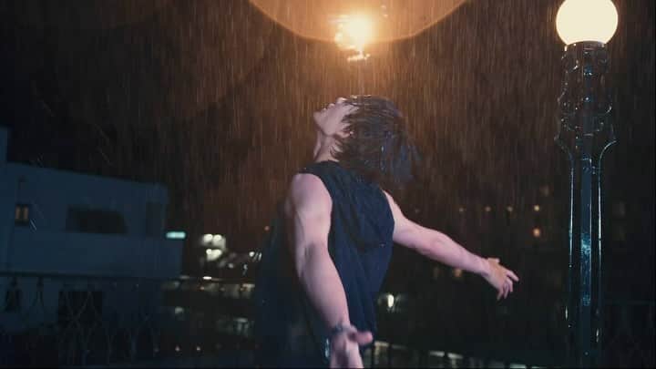 NOA（ノア）のインスタグラム：「'between’ out now❤️ LINK IN BIO!!!  directed by @koheiigarashi_ @tocci1018  🎥 by @reaks_01  Choreographed by @___dot.___  🕺🏻 @daiki.h1212 @_y_darkness_ @syogo_chilll @mizuki_praams」