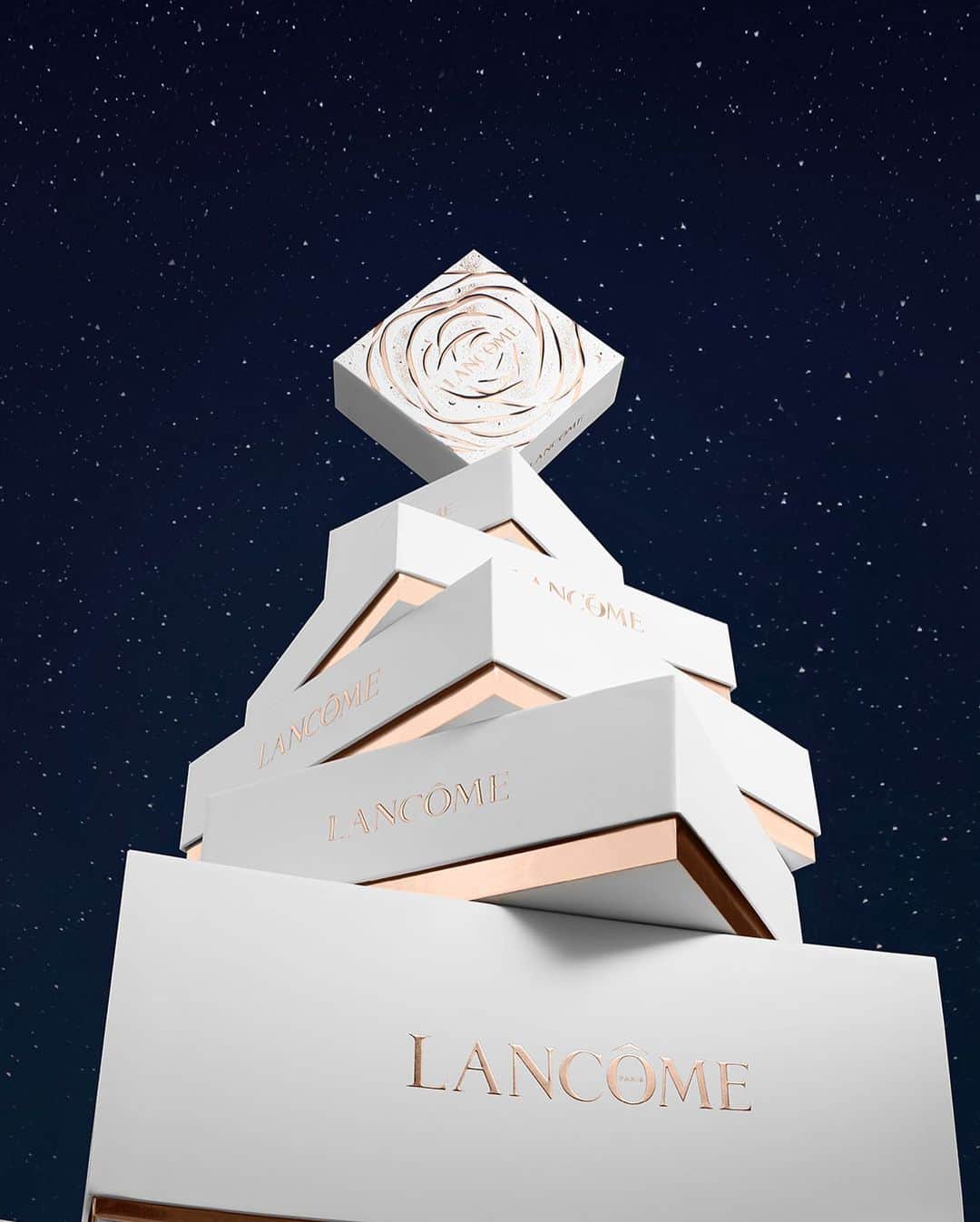 Lancôme Officialさんのインスタグラム写真 - (Lancôme OfficialInstagram)「Dive into the world of Lancôme’s art of gifting to turn gift opening into an extraordinary experience. The Lancôme gifts collection reveals itself, adorned with the bright and shining pattern of the Agora rose, created and crafted by French artist Lydie Bossuet. These limited-edition boxes, infinitely reusable, are bound to put a smile on the face of those receiving them.  #Lancome #LancomexLouvre #Holiday23」10月27日 0時00分 - lancomeofficial