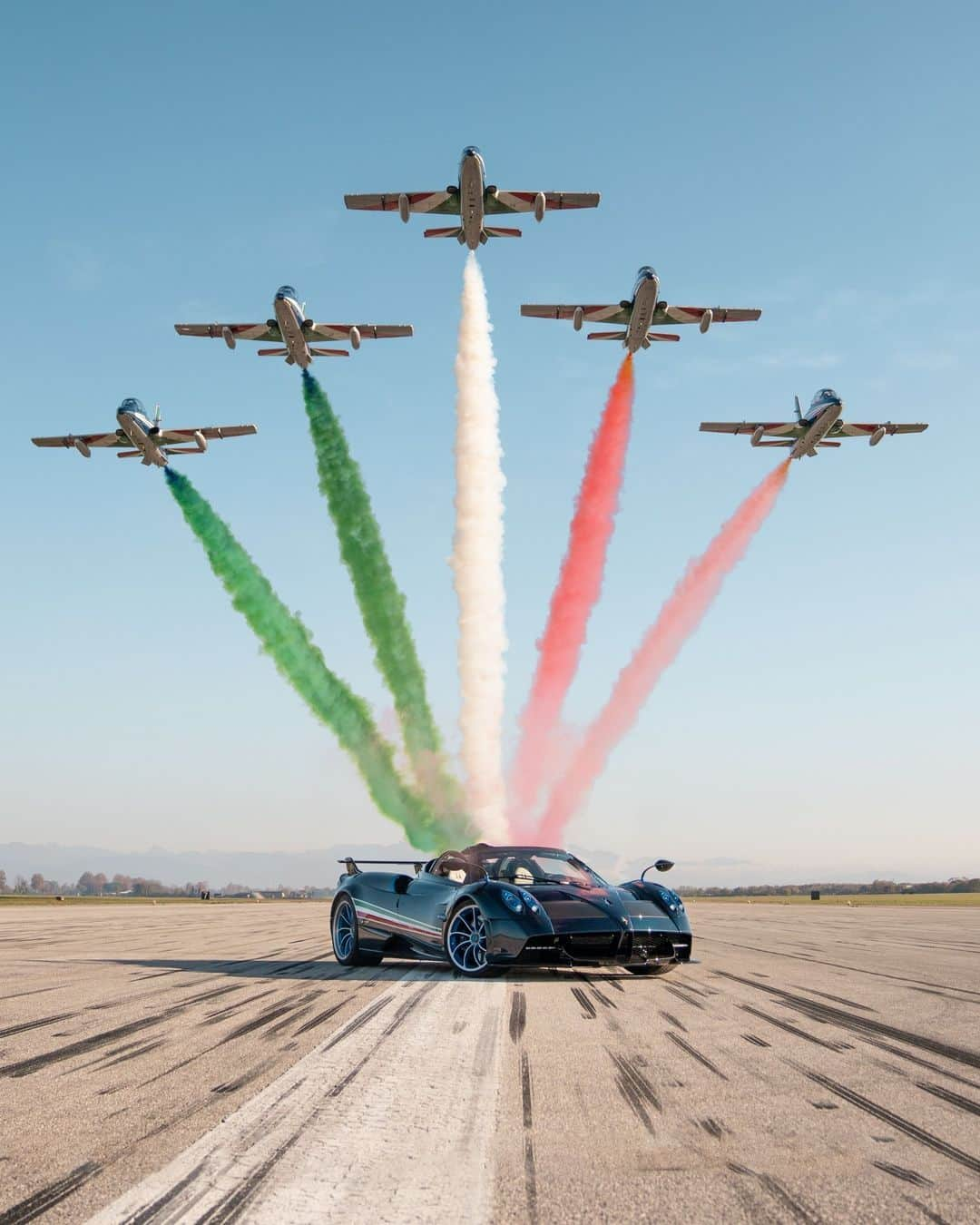 パガーニ・アウトモビリのインスタグラム：「Looking toward the future, respecting the past. #HuayraTricolore  The Frecce Tricolori are internationally renowned as one of the world's premier acrobatic teams, a reputation built over more than half a century of history.  «For all of us, the Frecce represent an example of determination, a demonstration of what the strong desire to move forward and overcome obstacles can achieve. We hope that Huayra Tricolore will be a worthy tribute.» (Horacio Pagani, Founder and Chief Designer of Pagani Automobili)  With its exceptional capability of delivering 618 kW (840 HP) at 5900 rpm and 1100 Nm of torque from 2000 to 5600 rpm, do you think the Huayra Tricolore has succeeded in being a worthy tribute to the Frecce Tricolori?  #Pagani #PaganiAutomobili #Pagani25Anniversary」