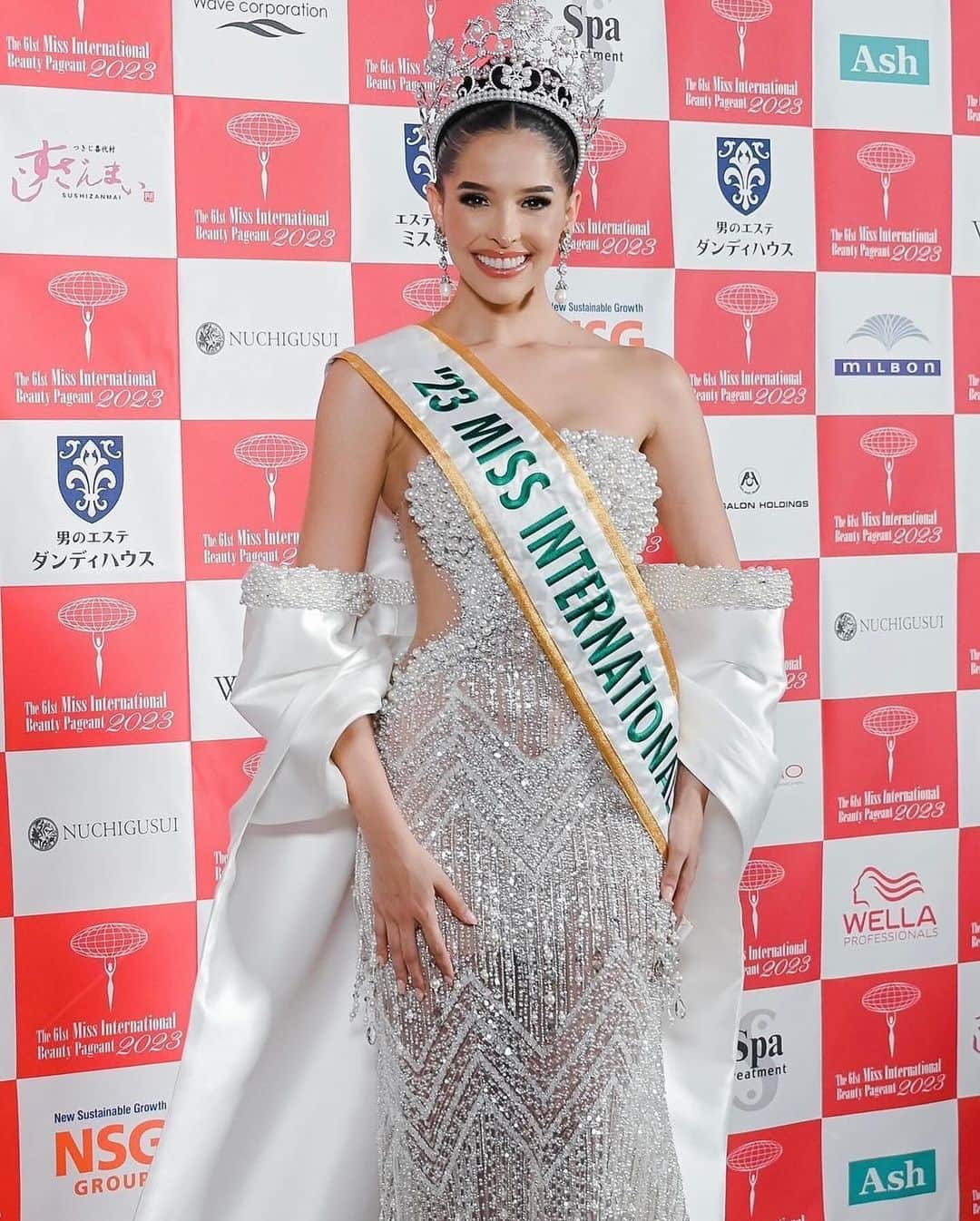María Gabriela Isler Moralesのインスタグラム：「¡Enhorabuena reina @andrevrubio 👸🏻!   Hoy has llenado de alegría, esperanza y orgullo inmenso a toda Venezuela. 🇻🇪   Con tu triunfo, has traído de vuelta a casa la novena corona del @missinternationalofficial 🇯🇵, un logro no solo para ti, sino para todos los venezolanos que soñamos contigo esta nueva alegría para nuestro país. 💛💙❤️   Eres un claro ejemplo de la mujer venezolana: aquella que irradia carisma, regala sonrisas, desborda pasión, demuestra compromiso y mantiene un enfoque inquebrantable cuando persigue sus sueños. Te mereces cada aplauso y cada abrazo, aunque sea a distancia. 👏🏼   Tu perspectiva única del ver al mundo, tu habilidad para expresar tu visión, tu belleza, tu autenticidad y esa chispa personal, junto a tu inteligencia y capacidad para adaptarte positivamente a cualquier circunstancias, refuerzan tu condición de reina. 🙌🏼   Es un privilegio haber formado parte del equipo que te ha acompañado en la consecución de este gran logro. @missvenezuela @cisnerosmedia    Gracias, reina. ¡Felicitaciones! 🙌🏼✨  Gracias también a todos los profesionales que desde el equipo, sumaron valor y aprendizajes a tu camino para alcanzar esta meta ♥️.   #MissInternational #OurTimeHasCome #MissVenezuela #AndreaRubioEsVenezuela」
