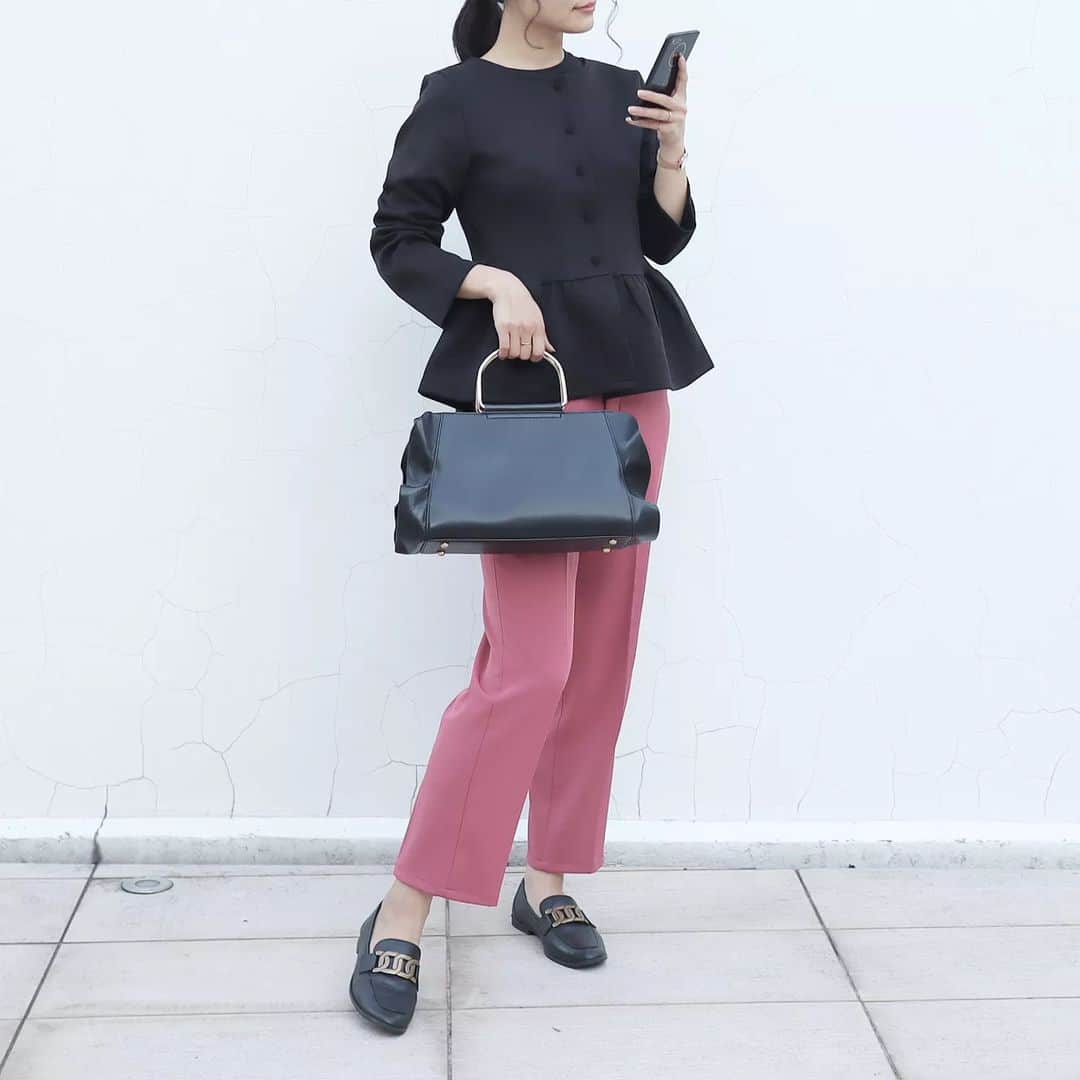 Eri Satoのインスタグラム：「【black×pinkコーデ】 · tops: @aquagarage shoes: @lisavicky_japan · @aquagarage の ペプラムカーディガン その名の通り 裾がひらひら🥰 ボタンはベルベットのくるみボタンに なってます · 連日、🫶な子達と会えて楽しい🤭💞 · · #PR#aquagarage#アクアガレージ #高身長コーデ#ママコーデ#ファッション#コーディネート#プチプラ#プチプラコーデ#秋コーデ#mamagirl#locari#partegram#きれいめカジュアル#お洒落さんと繋がりたい」