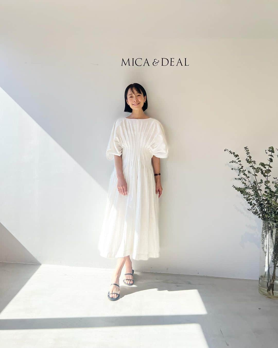 AYUMIのインスタグラム：「女性らしさも カジュアルさも楽しめる MICA＆DEAL @micaanddeal_official   自分の好きな色や素材を選んで☺️  #micaanddeal  #2024ss」