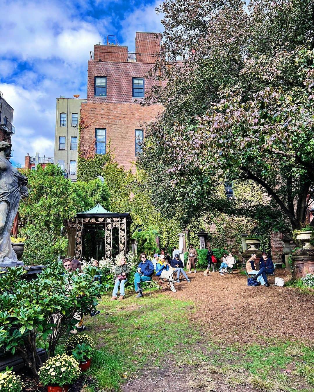 Ilana Wilesのインスタグラム：「FYI, Elizabeth Street Garden in Nolita is one of the prettiest places in Manhattan. It literally feels like you are entering a magical fairyland that couldn’t possibly be on the lower east side. Highly recommend going shopping in the area and then having a stroll through. Or if you are feeling especially leisurely, sitting down with a book. Fun fact. It’s also where Mike and I had our 2nd date!」