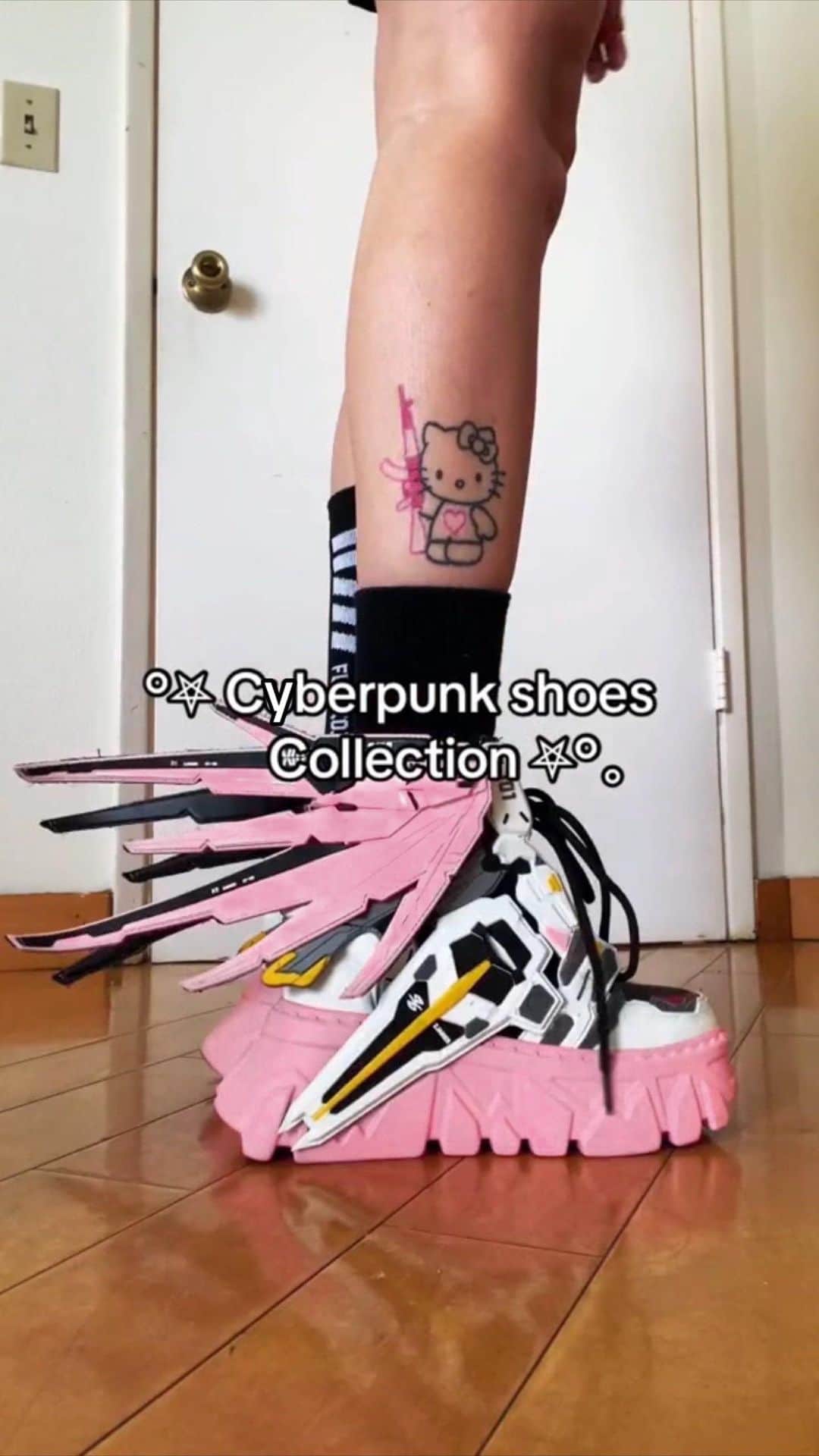 アナスタシア・スファギナのインスタグラム：「𝗗𝗜𝗦𝗖𝗢𝗨𝗡𝗧 𝟭𝟬% 𝗢𝗙𝗙 “𝗔𝗡𝗔𝗦𝗧𝗔𝗦𝗜𝗬𝗔𝟭𝟬” << PROMO CODE Shoes: @anthonywangshoes   #shoes #cyberpunk #boots #cute」