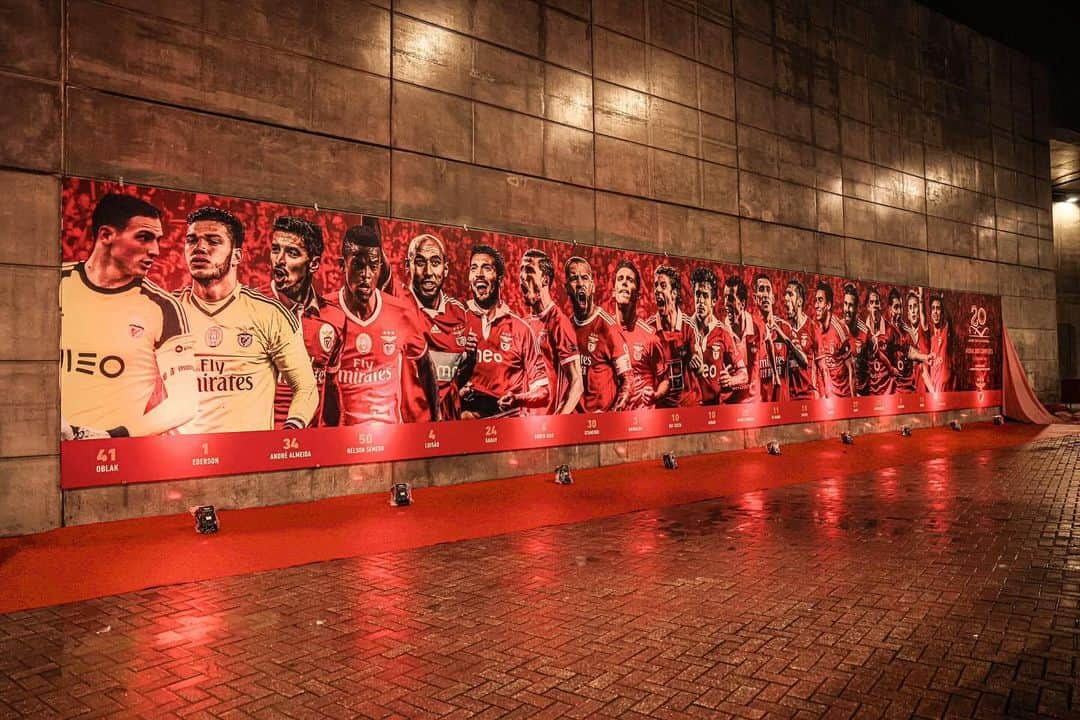 ニコラス・オタメンディのインスタグラム：「Benfiquistas, Para mim é um orgulho e uma grande honra ter sido votado para estar no mural dos campeões 🦅 Vivi muitos momentos lindos até agora, mas nossa história não vai ficar por aqui.  Continuamos com toda a ilusão, convicção e ambição necessária para conquistar ainda muitas coisas 🤞🏻 Obrigado a todos ❤️」