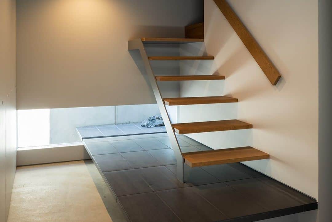 Horibe Associates co., ltd. さんのインスタグラム写真 - (Horibe Associates co., ltd. Instagram)「・ Garage House in Kawagoe  more⇨@horibeassociates  愛車マセラティシャマル を収容するガレージハウスをご希望されたご主人と  愛犬との静かな生活をご希望された奥様のご要望を叶えた  RC木混構造2階建ての中庭型住居  photo @yoheisasakura   #architecture#architect#architecturephoto#architecturephotografy#シャマル#マセラティ#マセラティシャマル#architettura#Kiếntrúc#arquitectura#Architektur#Arkitekture#architexture #マイホーム記録#マイホームメモ#ガレージハウス#maseratishamal#shamal#maserati」10月27日 7時30分 - horibeassociates