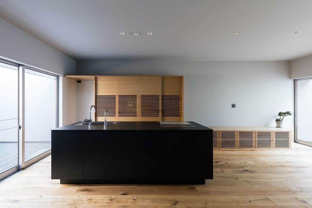 Horibe Associates co., ltd. さんのインスタグラム写真 - (Horibe Associates co., ltd. Instagram)「・ Garage House in Kawagoe  more⇨@horibeassociates  愛車マセラティシャマル を収容するガレージハウスをご希望されたご主人と  愛犬との静かな生活をご希望された奥様のご要望を叶えた  RC木混構造2階建ての中庭型住居  photo @yoheisasakura   #architecture#architect#architecturephoto#architecturephotografy#シャマル#マセラティ#マセラティシャマル#architettura#Kiếntrúc#arquitectura#Architektur#Arkitekture#architexture #マイホーム記録#マイホームメモ#ガレージハウス#maseratishamal#shamal#maserati」10月27日 7時30分 - horibeassociates