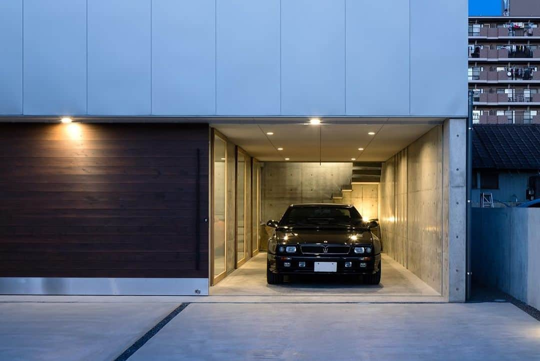 Horibe Associates co., ltd. さんのインスタグラム写真 - (Horibe Associates co., ltd. Instagram)「・ Garage House in Kawagoe  more⇨@horibeassociates  愛車マセラティシャマル を収容するガレージハウスをご希望されたご主人と  愛犬との静かな生活をご希望された奥様のご要望を叶えた  RC木混構造2階建ての中庭型住居  photo @yoheisasakura   #architecture#architect#architecturephoto#architecturephotografy#シャマル#マセラティ#マセラティシャマル#architettura#Kiếntrúc#arquitectura#Architektur#Arkitekture#architexture #マイホーム記録#マイホームメモ#ガレージハウス#maseratishamal#shamal#maserati」10月27日 7時30分 - horibeassociates