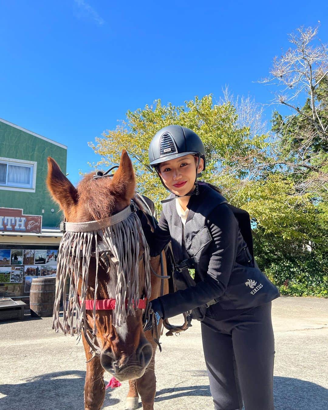 yu-yu.（友癒）さんのインスタグラム写真 - (yu-yu.（友癒）Instagram)「. 先日かなり久しぶりに乗馬へ🏇  ブリティッシュもウエスタンも両方経験させてもらえて最高にリフレッシュになりました✨ 感覚戻るまでに時間はかかりそうだけど、やっぱり楽しい！ありがとうございました🙏  #乗馬 #乗馬クラブ #乗馬女子 #ブリティッシュスタイル #ウエスタンスタイル」10月27日 0時17分 - ____yu_yu____