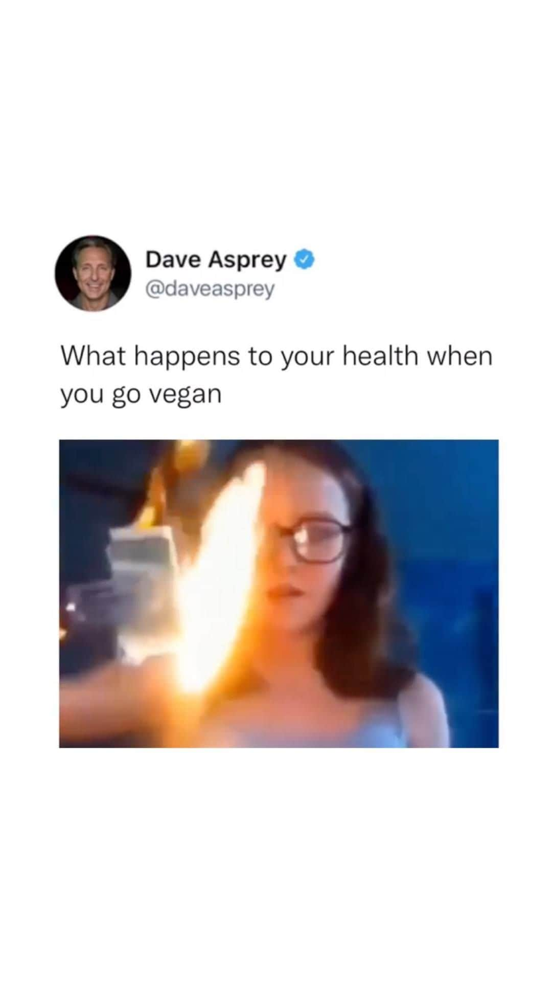 デイヴ・アスプリーのインスタグラム：「I fell for the vegan trap in 2004. I have just finished business school, and I’ve worked so hard to lose that hundred pounds, but it wasn’t coming off.  So I went vegan. Sure enough, I got more energy. I did not know that it was because the omega-six plant fats were disrupting my mitochondrial membrane, which caused a temporary increase in my thyroid hormone, which gave me more energy.  As the lack of protein, the omega-six fats, the lectins, the oxalate, and the phytic acid wreaked their havoc on my immune system and my energy production, I started to feel worse.  But I had already learned that being vegan gave me energy, so I doubled down on it and sprouted green smoothies even harder. 🤷‍♂️  Of course, things got worse. It was only after I was developing joint pain and was fracturing teeth because of my depleted mineral status that I tossed everything out the window and came up with the Bulletproof Diet. It is low in plant toxins, high in healthy grass-fed animal fats, includes intermittent fasting and cyclical ketosis. I tried each one of those independently before I could come up with the system that worked for the largest number of people, and it was sustainable for decades.  If you are considering going vegan for your health, for your environment, or for animals, you have bad information. The 100% plant-based diet is provably worse for your health, the environment, and for all life on the planet.  Right now, humans are like the poor women in the video. We want to put out the fire that is what we are doing to the environment, so we double down on things that make it worse.  Consider that 60% of the land is suitable for grazing but not for growing stuff. Consider that when cows poop on that land, it gets richer and supports many types of animal life.  Let’s put out the fire. Give yourself and the planet the gift of grass-fed beef, lamb, or pastured pork. Restore your own vitality and do the same for the earth around you.  Bonus points for supporting a local farmer. 🙏  Video: @canklesaurusrex  #Vegan #Plantbased #Biohacking #Biohacker #DaveAsprey」