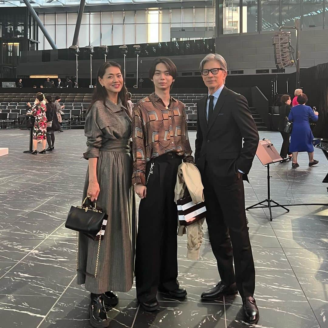 前田典子さんのインスタグラム写真 - (前田典子Instagram)「#60thanniversary 👏👏👏👏👏👏 60周年.感動のコレクションでした❣️ #おめでとうございます🎉  バイオグラフィー映像　と 壮大なスケールのお洒落なアーカイブ映像 ドラマチックな映画の様で 素敵で感動しました👏 @jun_ashida_official  @tae_ashida_official  @tae_ashida_mens_official   コレクションのランウェイミュージック #小室哲哉さん　#大平修蔵 くんの ライブ音楽も凄く良くて胸にズンズンと響き ウルウルするほど😭👏 素晴らしいコレクションでした❣️  今回は夫婦＋息子も 一緒に見に行かせていただきました👗」10月27日 0時19分 - maenorichang