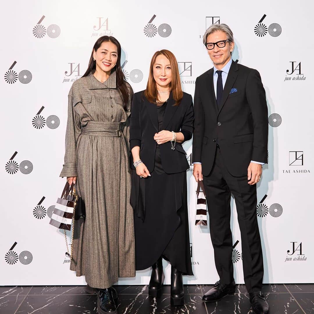 前田典子さんのインスタグラム写真 - (前田典子Instagram)「#60thanniversary 👏👏👏👏👏👏 60周年.感動のコレクションでした❣️ #おめでとうございます🎉  バイオグラフィー映像　と 壮大なスケールのお洒落なアーカイブ映像 ドラマチックな映画の様で 素敵で感動しました👏 @jun_ashida_official  @tae_ashida_official  @tae_ashida_mens_official   コレクションのランウェイミュージック #小室哲哉さん　#大平修蔵 くんの ライブ音楽も凄く良くて胸にズンズンと響き ウルウルするほど😭👏 素晴らしいコレクションでした❣️  今回は夫婦＋息子も 一緒に見に行かせていただきました👗」10月27日 0時19分 - maenorichang