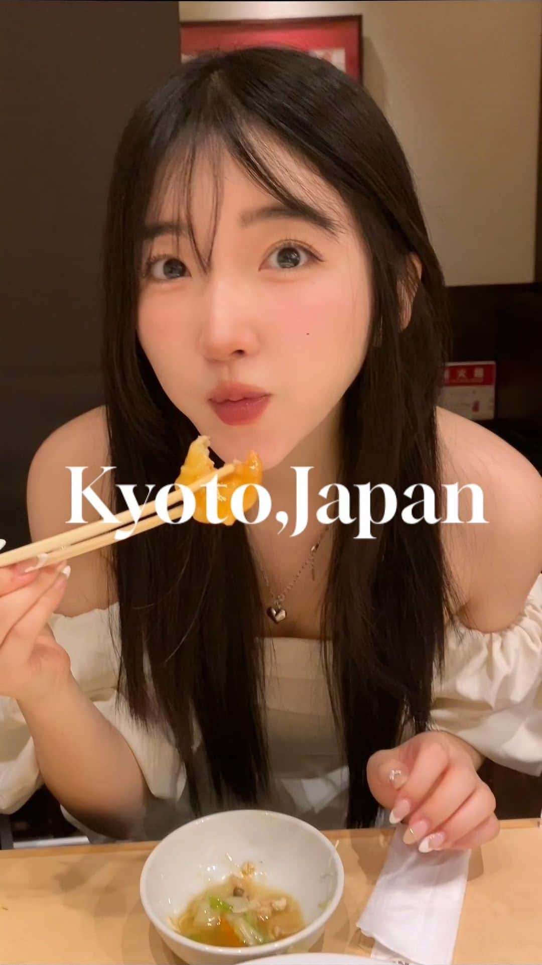 ゆかのインスタグラム：「Kyoto #vlog D-2😙  Chinese Restaurant : Kyoto Station Cafe: @coffeebase.nashinoki  . . . #reels #reelsviral #japan #japantravel #family #japantrip #kyoto #일본 #일본여행 #여행 #가족여행 #교토 #교토여행 #교토카페 #京都 #家族旅行 #旅行」