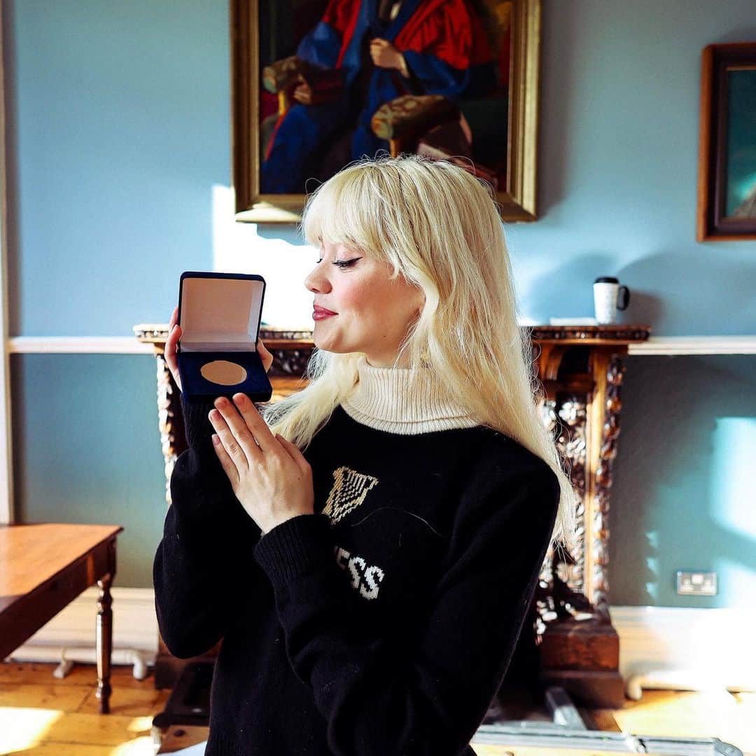 メイジー・ピーターズのインスタグラム：「honoured to be given the alli proelio award by trinity college today 🥹 i truly will always and forever be written by sally rooney <3」