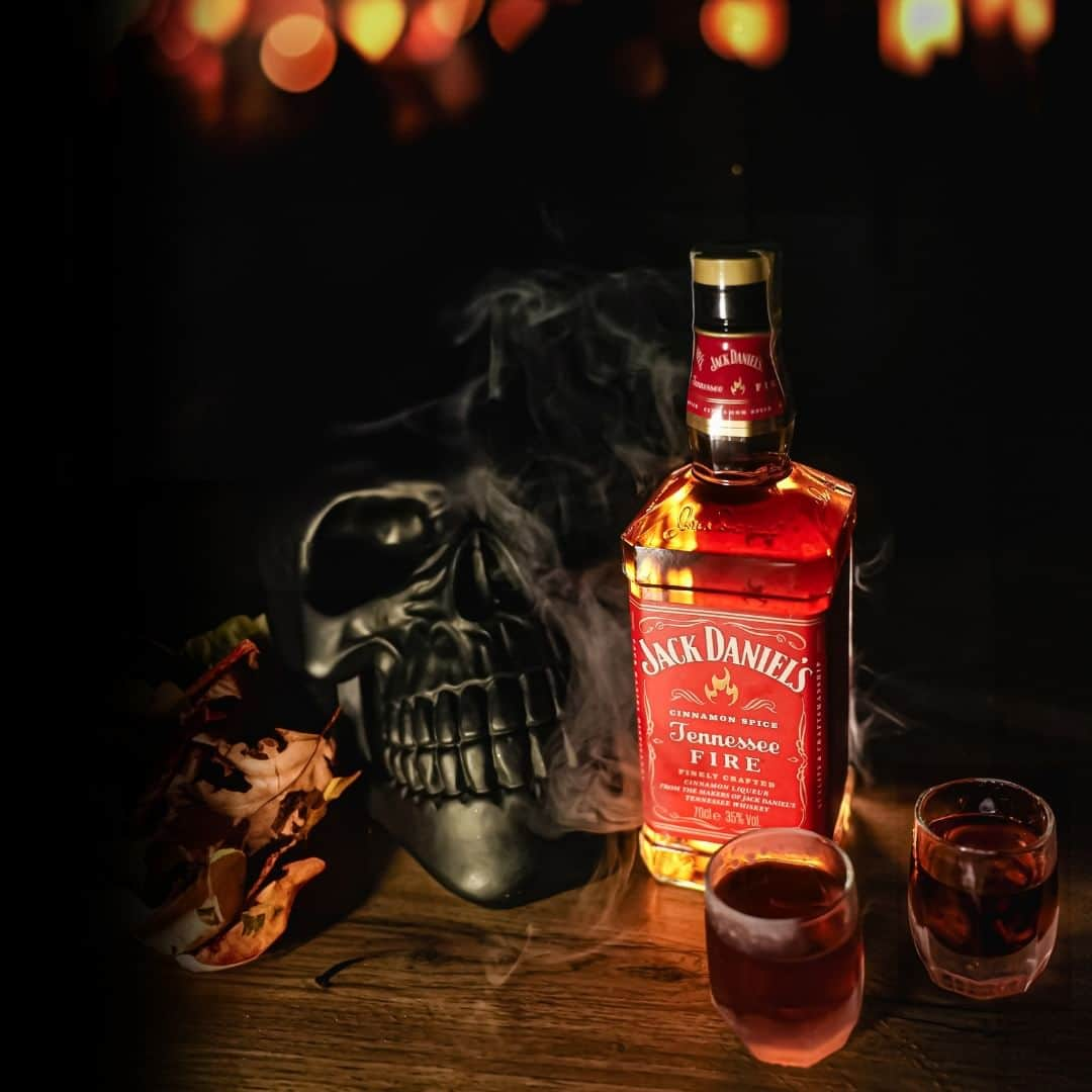 ジャックダニエルのインスタグラム：「It's almost Friday. Heat up the night with chilled #JackFire shots.」