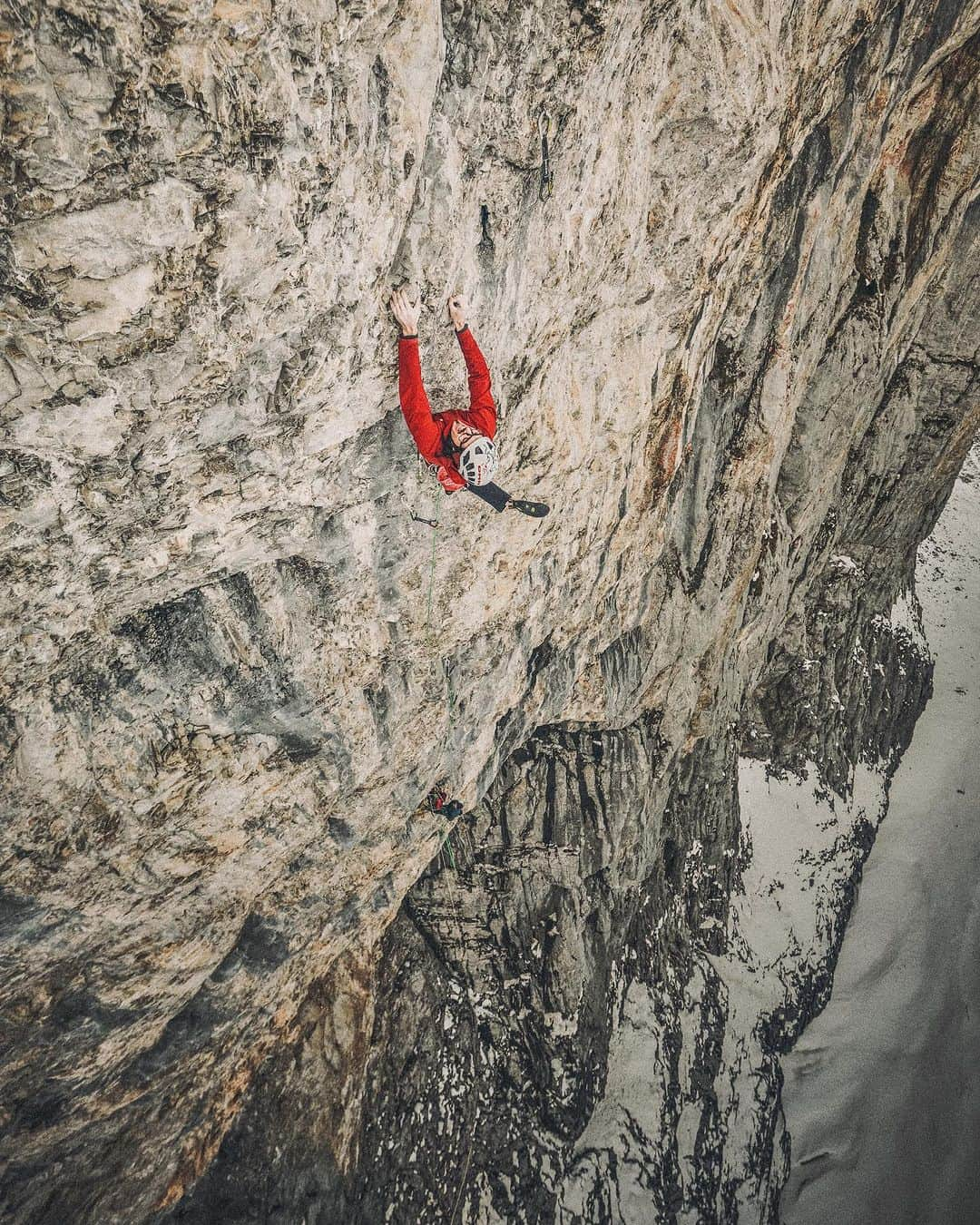 アークテリクスのインスタグラム：「Some kids grow up with Saturday morning cartoons, sleepovers and walks to the park. Professional climber Alex Luger (@luger_alex) grew up with mountains.   Visit the link in bio for the full story. #NoWastedDays」