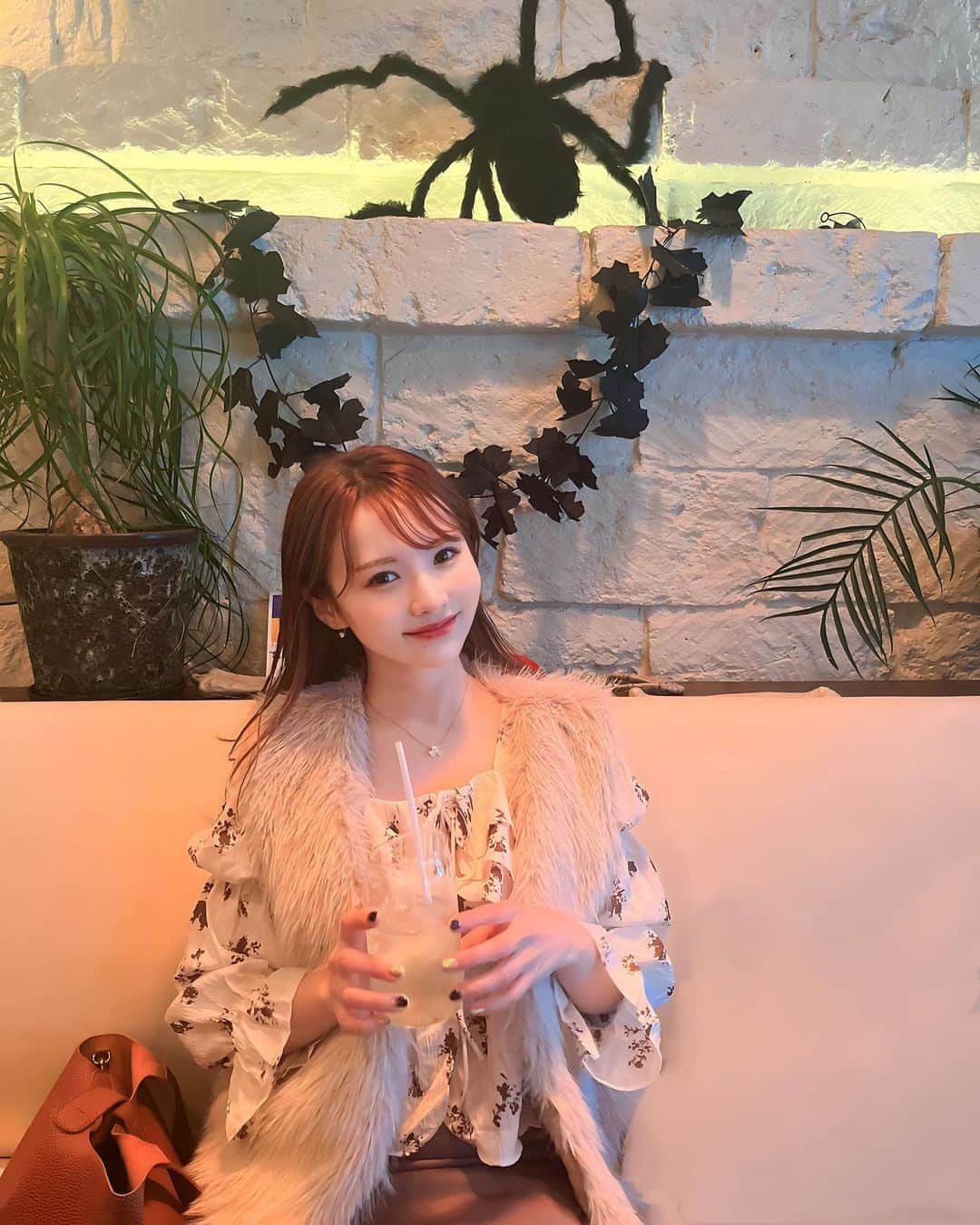 小林真琴のインスタグラム：「. もうすぐハロウィンだからか 後ろにおっきい蜘蛛が🕷️👻 振り向いて驚きました🫢（笑）  レモネード飲んでまったり🍋✨  #レモネード #蜘蛛 #ハロウィン #恵比寿 #モンスーンカフェ #カフェ #ebisu #cafe #ebisucafe」