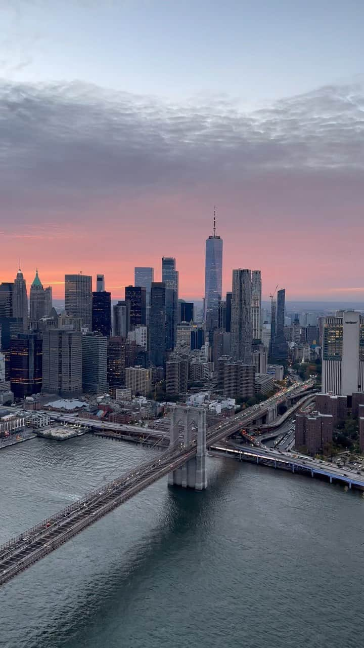 nyonairのインスタグラム：「Above the world, under the sky..🚁  #reels #reelsinstagram #nyonair #bucketlist #travel #nyc」