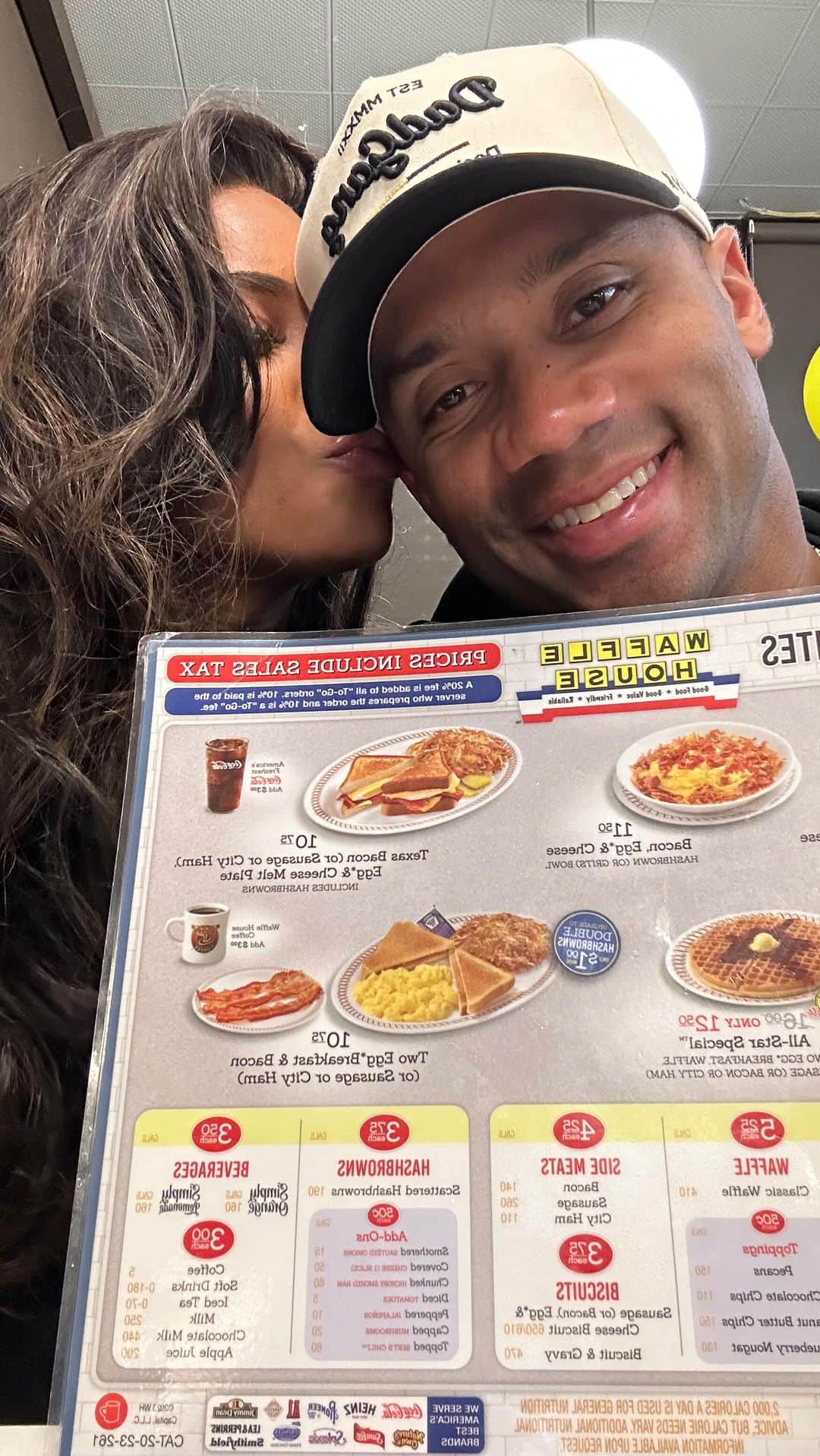 シアラのインスタグラム：「Waffle & a Date…You know my heart Baby! I love you so much @DangeRussWilson! #WaffleHouse #BDAY 🧇❤️🤟🏽🎂😋🥰」