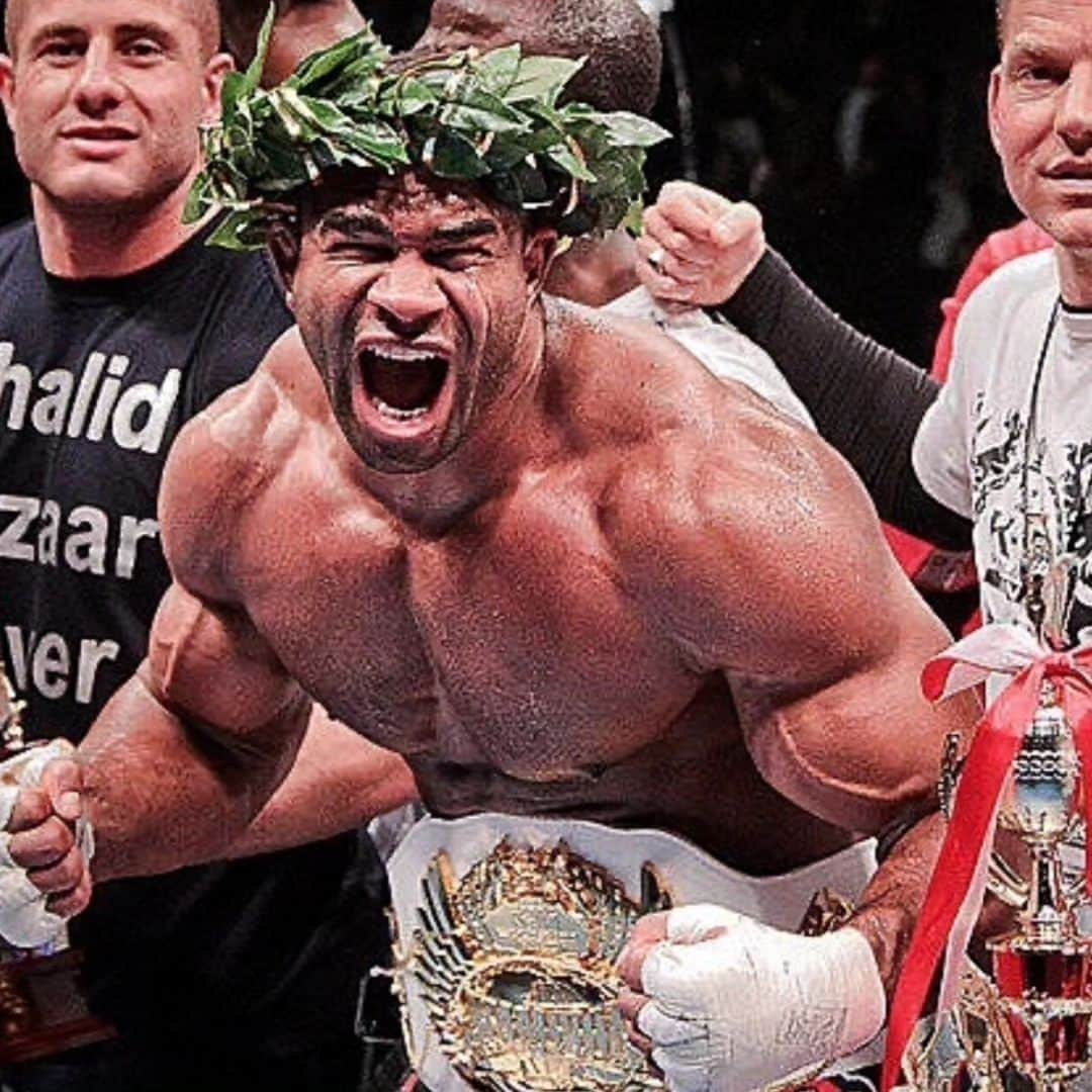 アリスター・オーフレイムさんのインスタグラム写真 - (アリスター・オーフレイムInstagram)「So here we are.. After 25years of competing, I am officially announcing my retirement from my fight-career... 🙏🏽 What a beautiful adventure it has been which took me to incredible places and introduced me to remarkable people. 🌎  Beyond the traveling, belts and victories, I got to experience what happiness really is about: Family and health. I am gravely looking forward to spend more time with my girls 👨‍👩‍👧‍👧 ♥️  I will now enter a new phase in life where I will be focusing on passing on the valuable lessons I have learned. I would like to thank all my fans, supporters, Sensei's and all other people who helped to make this amazing and grand journey possible. 🥊♥️  New plans and projects - See you soon 🙏🏽」10月27日 0時28分 - alistairovereem