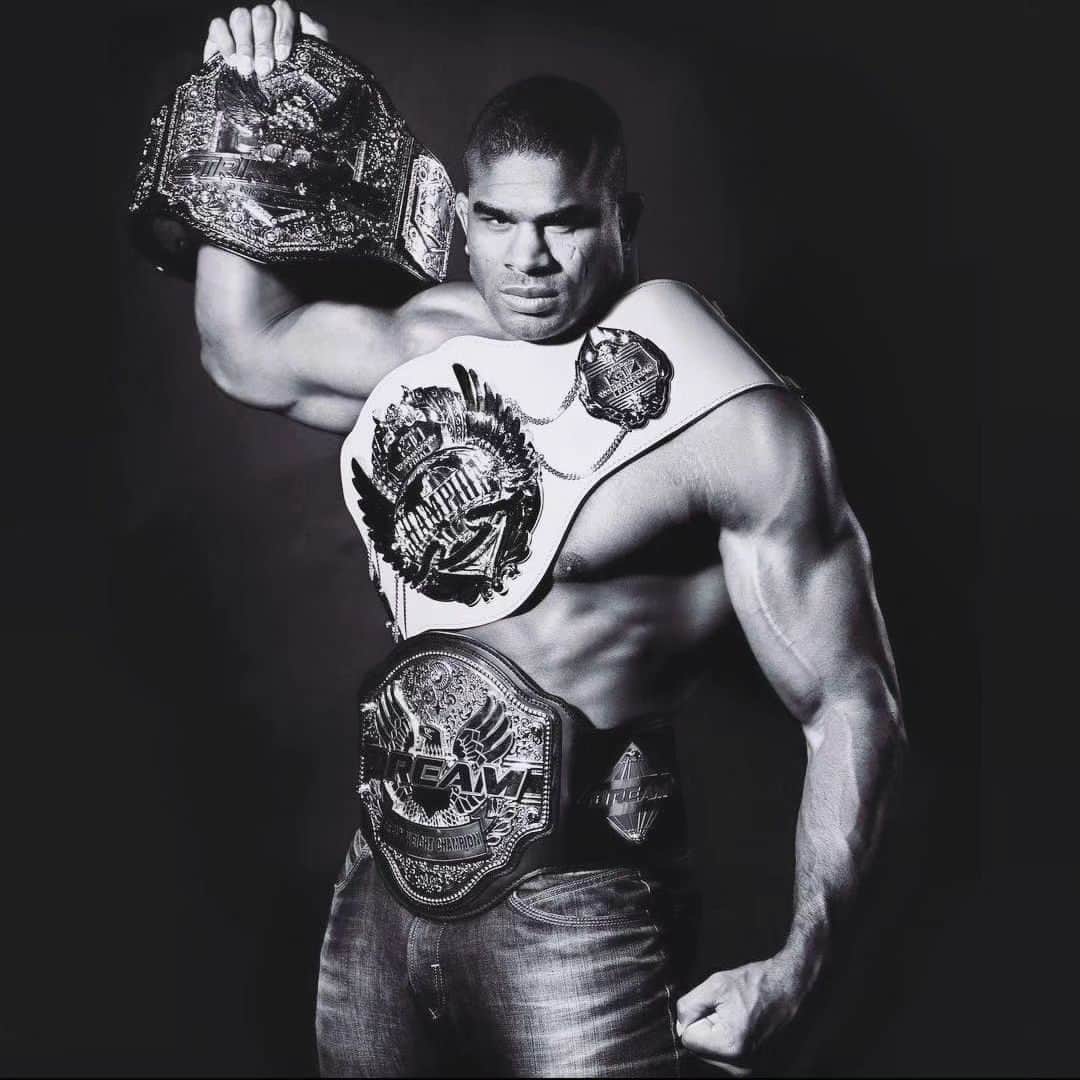 アリスター・オーフレイムのインスタグラム：「So here we are.. After 25years of competing, I am officially announcing my retirement from my fight-career... 🙏🏽 What a beautiful adventure it has been which took me to incredible places and introduced me to remarkable people. 🌎  Beyond the traveling, belts and victories, I got to experience what happiness really is about: Family and health. I am gravely looking forward to spend more time with my girls 👨‍👩‍👧‍👧 ♥️  I will now enter a new phase in life where I will be focusing on passing on the valuable lessons I have learned. I would like to thank all my fans, supporters, Sensei's and all other people who helped to make this amazing and grand journey possible. 🥊♥️  New plans and projects - See you soon 🙏🏽」