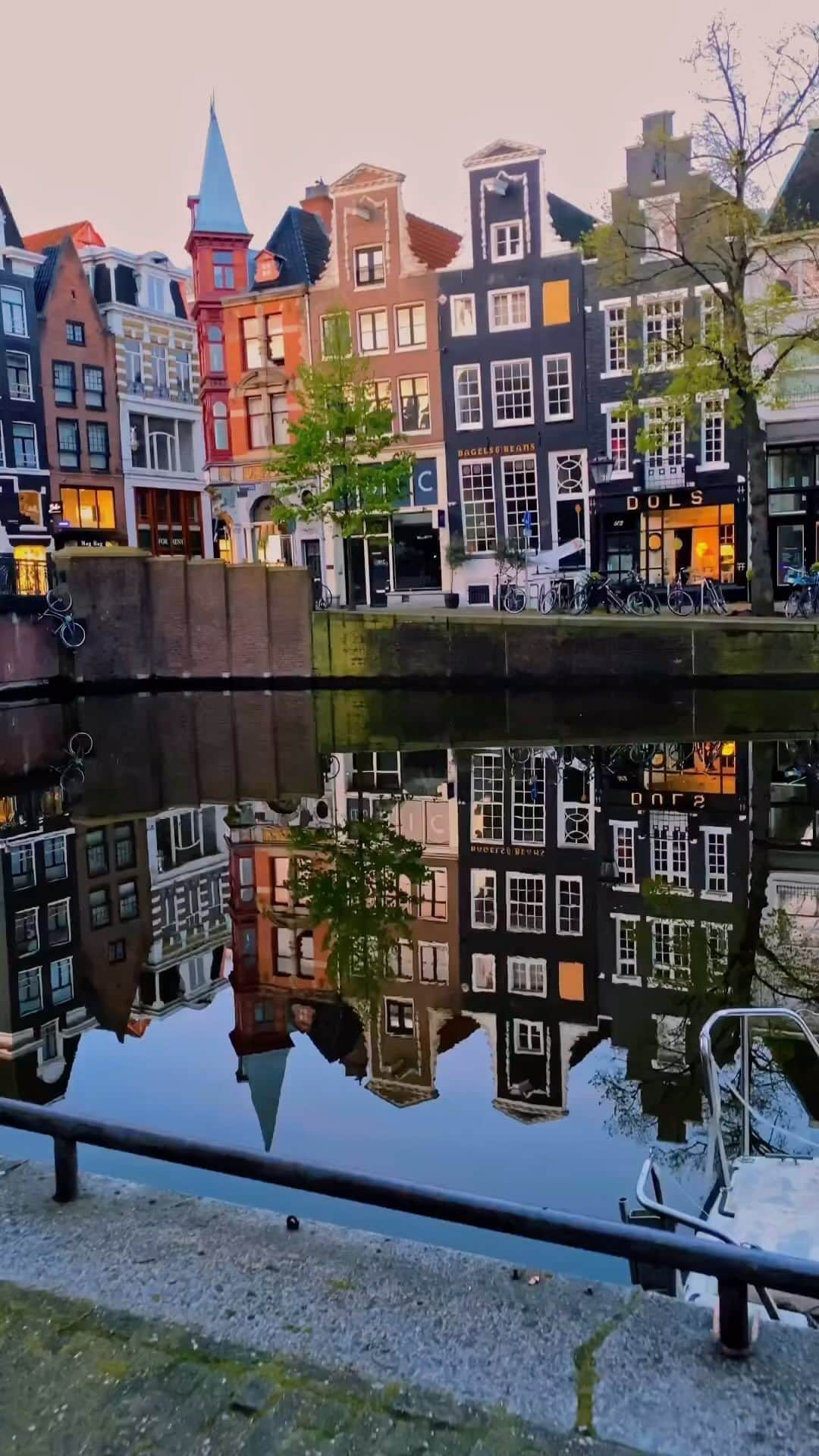 Awesome Wonderful Natureのインスタグラム：「Cherishing the last summer mornings in Amsterdam ☀️   Video by @amsterdammokumpics for more stunning shots of this beautiful city!   #amsterdamlife #cityphotography #dutch_best #mijnmokum #early_morning #amsterdammokumpics #travel_drops_  #europatrip #traveller_stories #streetphotographyamsterdam #architecture_photography #alluring_netherlands #uitinams  #topamsterdamphoto #amsterdam  #amsterdamcity #your_beautifulhouses #amsterdamhouses #hollandgram  #straatfotografieamsterdam #dutchcaptures #iloveamsterdam  #amsterdamworld  #iamsterdam #ig_europe」