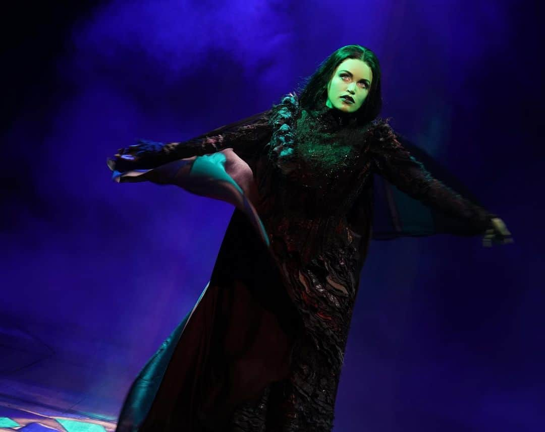 リンジー・ピアースのインスタグラム：「Watching Wicked’s 20th getting closer 💚🖤 See you at the evening show, I’ll be the one cheering her guts out  (Photo: Joan Marcus)」