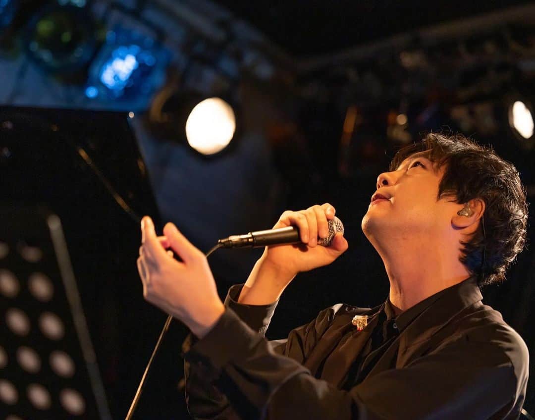 近藤晃央のインスタグラム：「アコースティックライブ SNUG.1 2023.10.14 福岡ROOMS  お写真を幾つか頂きましたので。  photo by ハラエリ  SNUGシリーズ、11月は2本！  第2回・11/4（土）大阪。 今回もドレスコードは「黒」です。  （強制ではない。しかし黒コーデで来ると良いことがあるかもしれませんし、ないかもしれません）  チケットは完売のため、当日券はありません。 ありがとうございます。  大阪はグッズ販売をやる予定。 数は少ないんだけど、よかったら。 サイン会もやる予定です。 お気をつけてお越しくださいね。  そして第3回・岡山は11/26（日） 蔭凉寺にて。  お寺での公演になるので 黒装束の集団は喪服感が否めず。  なので岡山だけは 「マスカットグリーン（抹茶グリーン）」 をプチドレスコードとします。 （ワンポイントでもいい）  お寺なので履き物は脱いでもらいます。 ドリンク代はありません。飲み物は蓋付きなら持ち込みオッケーですが、ゴミはお持ち帰りください。  マスカットグリーンに限らず、大きく見てグリーン系でももちろんOK。 こちらも強制ではないので！  難易度が高いので、 全身マスカットグリーンなのは、たぶん自分だけな気がしますが どうなんでしょうか👀  #近藤晃央 #SNUG」