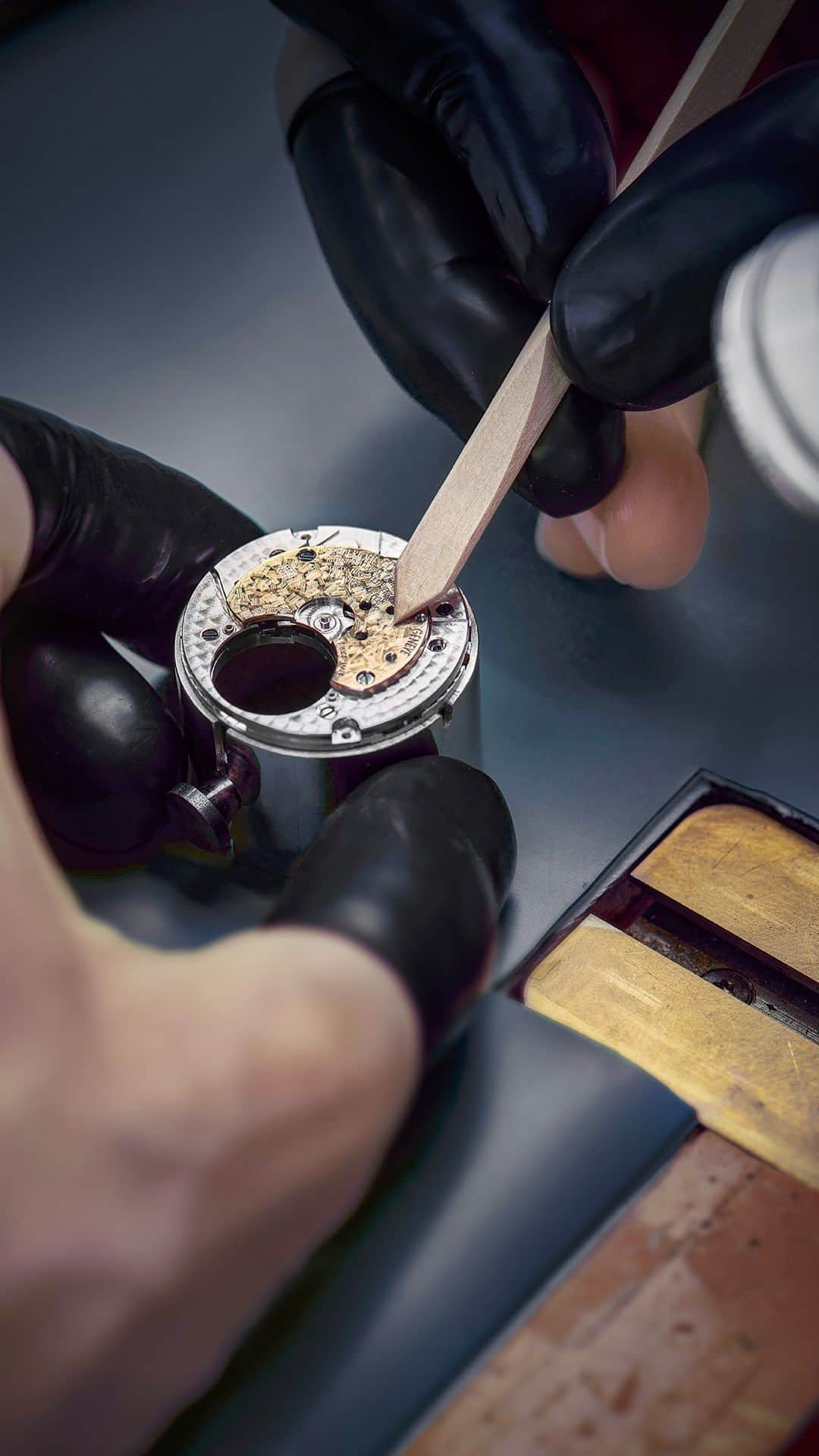 フレデリックコンスタントのインスタグラム：「Hand scraping is a a type finishing on the surface of a part thanks to which the light reflects differently at every angle. It is done by tracing small lines at random that overlap each other, those lines are made with abrasive paper. This is a very time-consuming process, it can take up to a day to get the full automatic bridge finished!  #ManufactureCollection #Tourbillon #Meteorite #SavoirFaire #Craftmanship #LuxuryWatch #HauteHorlogerie」