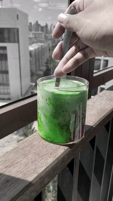 Matchæologist®のインスタグラム：「Fancy a #Matcha energy booster this morning?! 🚀 Check out this #Matcha 🍃 Strawberry 🍓 #Latte Pour-Over orchestrated by @kinwithamy – doesn’t it look #matchalicious?! 😍 . What’s your go-to Matcha Concoction? 😍 Share with us in the comments below! . If you’re looking for a ceremonial matcha grade 🌿 for your favourite matcha drink recipes, please check out our range of ceremonial matcha 🍃 on our website www.matchaeologist.com (link in bio). . Matchæologist® #Matchaeologist Matchaeologist.com」