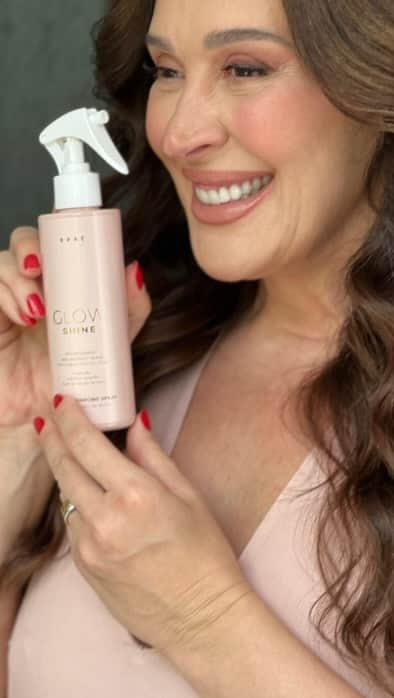 Claudia Raiaのインスタグラム：「Amores, eu amo que a @braehaircare acompanha todas as minhas fases. O novo lançamento deles é a linha Glow Shine, que vem para dar aquele up no brilho, oferece nutrição prolongada e tem ainda efeito antifrizz! Isso é tecnologia de salão em casa para a gente ter cabelos radiantes, lindos e saudáveis. Braé faz tudo! ❤️  #braesquad #braeglowshine#vaidebrae #braelovers #publi」