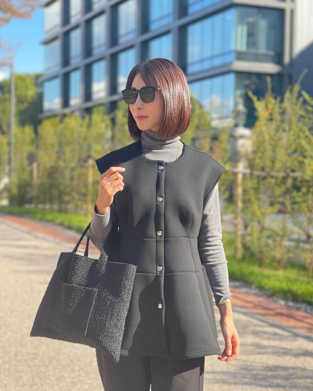 木本泉のインスタグラム：「- 写真🤳を見て、、、何か髪伸びた？w もっと短かったような🤔 切りに行こうかな✂️  明日発売のペプラムボンディングジレ🖤  着ているとラインが綺麗だと褒められます！  ふんわり🫧  ざっくりニットをinできる余裕もあるので長い間、着ていただけます！」