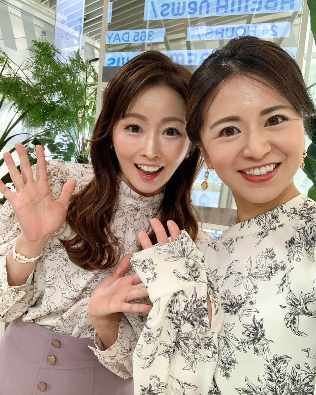 楪望さんのインスタグラム写真 - (楪望Instagram)「優ちゃんこと、吉村キャスターと衣装がリンクコーデ過ぎた今日🌼 @yuyoshimura87  示し合わせたわけでもなく、お互いスタイリストさんも違うのに🙈 シンクロもシンクロ🥹🤍  カラースカート×白地に花柄のトップスでした👗✨ 明日金曜日も引き続き、ゆうゆずコンビでお伝えしますよーーー！🗣️🗣️ 明日の衣装は如何に？🤔 朝9時〜ABEMA NEWSにて、お会いしましょ☺︎☺︎ 10月も残り僅かだーーー🍂 #abema #abemanews #キャスター #アナウンサー #テレビ朝日 #衣装 #リンクコーデ #ootd #10月 #🗣 #📺」10月27日 0時39分 - nozomi_yuzuriha_official