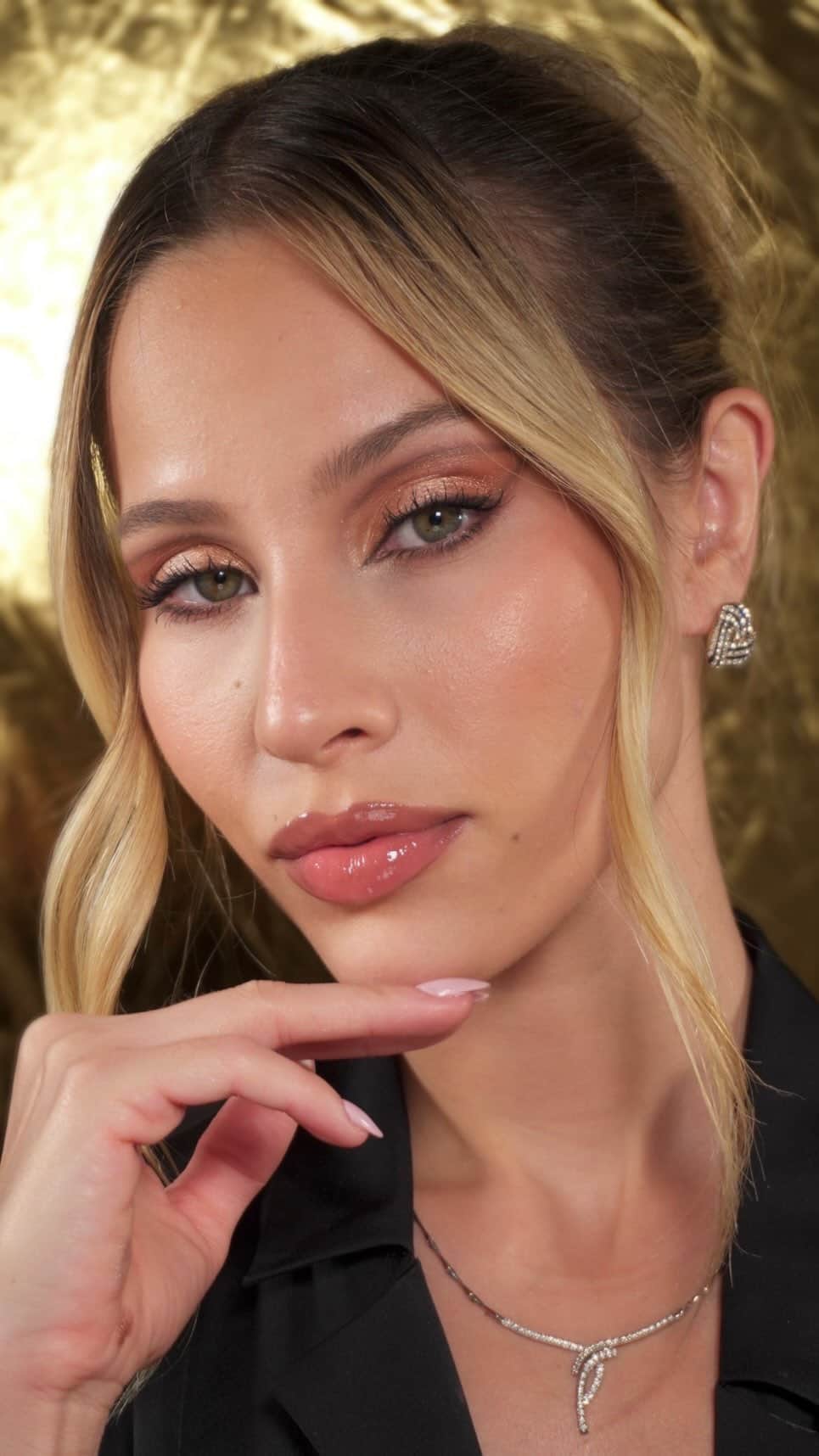 KIKO MILANOのインスタグラム：「@letiziamarcondes is lighting up the season with a dazzling #holidaylook using our new #KIKOHolidayPremiere collection 🎄 Unleash your festive glam with metallic finishes, trendy shades, and indulgent textures. Get ready for the spotlight! ✨ Daring Duo Eyeshadow 02 - Made to Shine Eyeshadow Palette 02 - Lasting Duo Eyepencil 01 - Iconic Masterpiece Blush 01 - Liquid Face Highlighter 01 - Glossy Lip Oil 01 - Eyes 52 powder shader brush - Eyes 51 shader brush - Face 08 precision powder brush  #KIKOTrendsetters #makeuptutorial #festivelook #newcollection #festivemakeup」