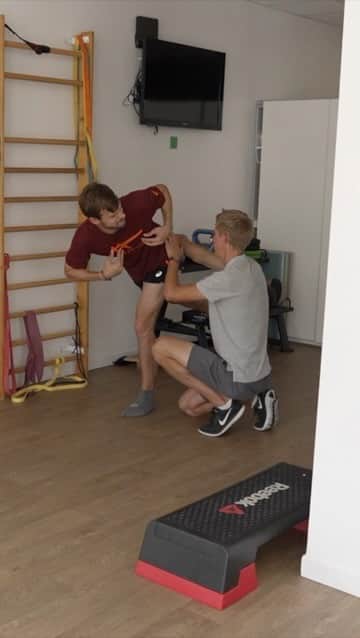 クリストフ・ルメートルのインスタグラム：「🥼 Un petit tour chez le kiné ?   🏃‍♂️ Miné par de multiples blessures ces dernières années, Christophe Lemaitre doit particulièrement prendre soin de son corps à 33 ans.   📺 Le « feuilleton des Jeux », du lundi au vendredi à 20h40 sur #France3 et disponible gratuitement sur @france.tv.   Au programme ce soir avec notre Olympienne @mariejoseperec :   🚕 Théo le taxi : @tcurin accueille @rudygobert27 dans son taxi. 📖 Histoire(s) de Jeux : Retour sur les parcours de l’@equipedefrancef aux Jeux. 🎞️ Feuilleton des Jeux : @heidigaugain, @laetiguapo et @christophe_lemaitre_officiel.   👊 @carolegaessler, @alexandreboyon, @stephane.diagana, @capsule1919, @tcurin, @sarah_ourahmoune, @lucabalo19, @lauremanaudouoff, @francetvsport, @francetelevisions   #AuxJeuxCitoyens #Paris2024 #JeuxOlympiques #Athletisme #Athle #Course #Kine」
