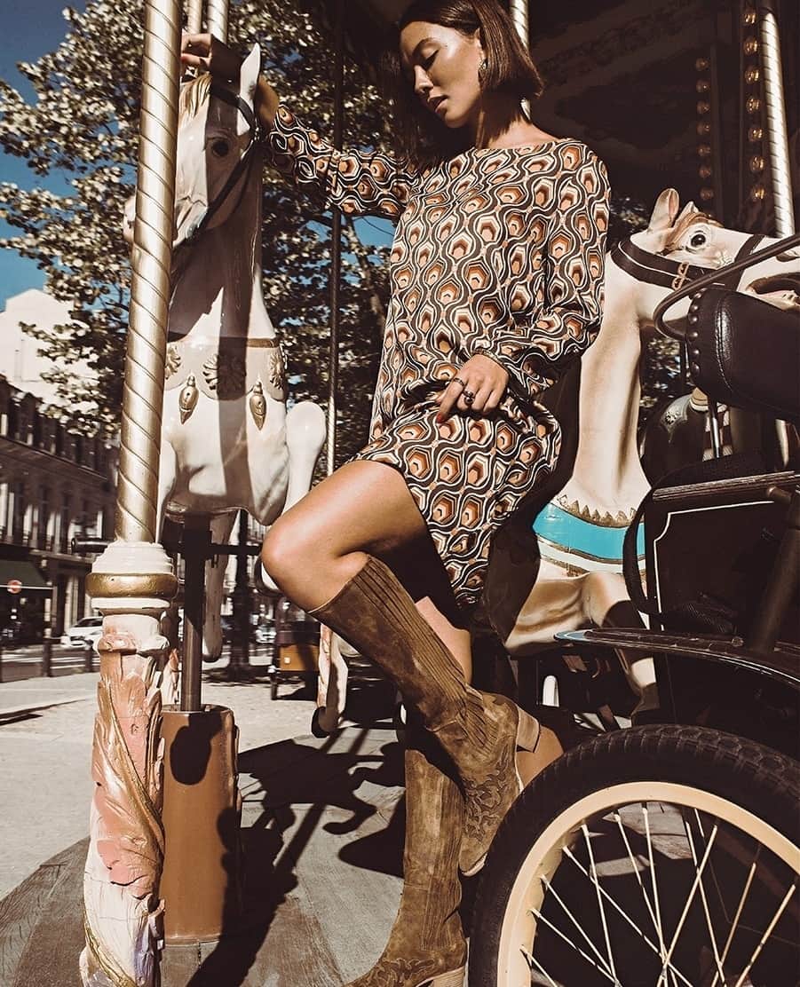 アルベルトファッシャーニのインスタグラム：「Sometimes something chic happens in the city, simply by wearing a dress and a boot ... 🎠⁠ ⁠ New ladies collection | Online & in stores⁠ GILL 86034 Chestnut boots [Tap to shop]⁠ www.albertofasciani.it⁠ ⁠ #chic #citylife #autumn #style⁠」
