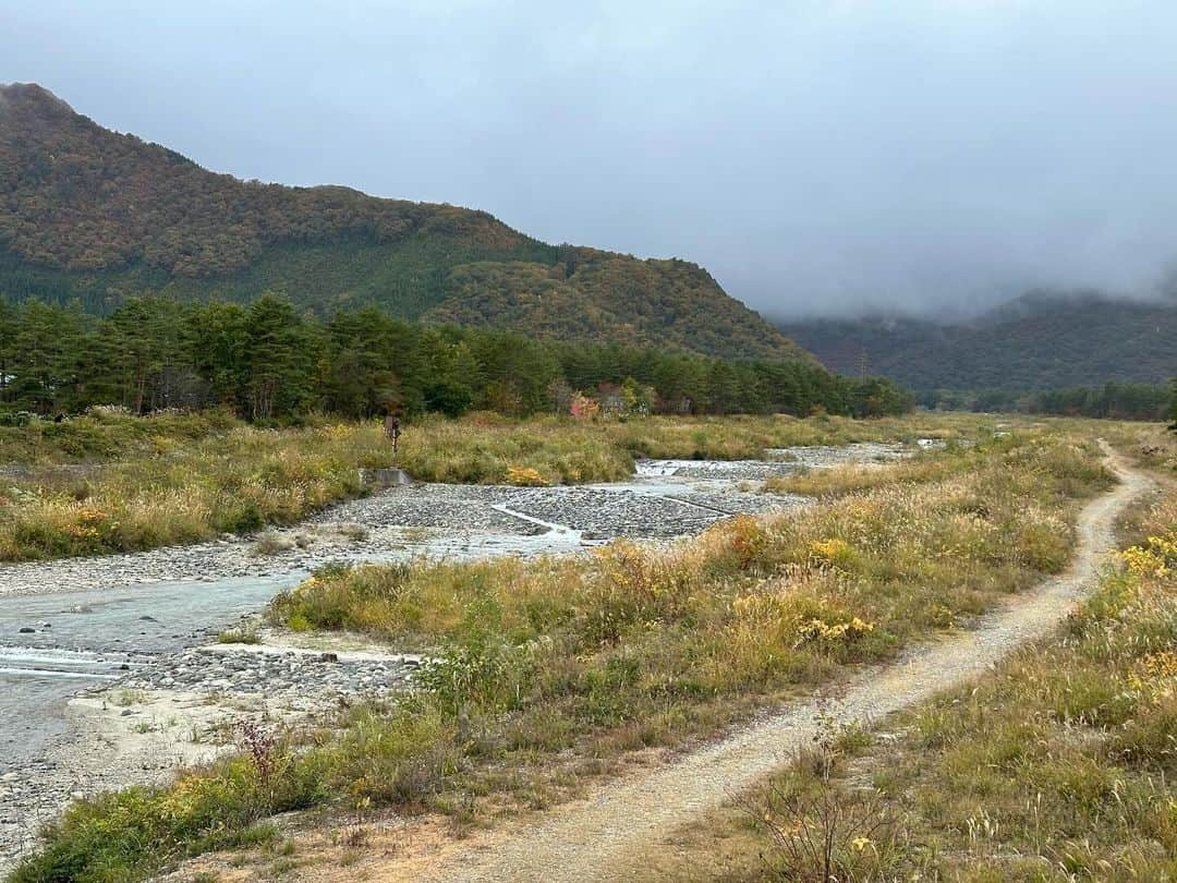 田中里依奈さんのインスタグラム写真 - (田中里依奈Instagram)「. 白馬の秋⛰️🍂 食糧を自給できる力が、これからの時代は必要になってくるとつくづく思う。 あと少し東京で頑張って、それからは地元で気楽に畑をやって、自給自足の暮らしがしたいと思いながら、東京に戻る前に眺めた白馬の空☺️ . #散歩道#白馬村#長野県#信州 #hakuba#hakubavalley #故郷の風景」10月27日 0時42分 - riina_tanaka