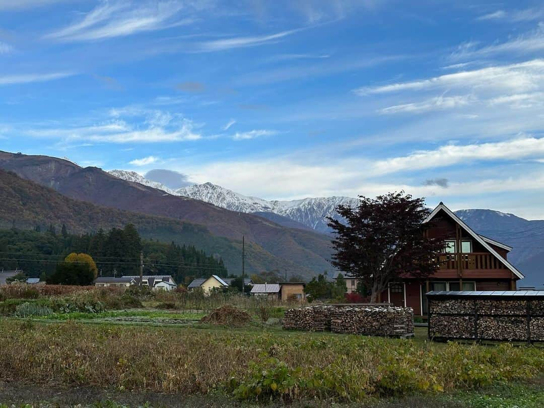 田中里依奈のインスタグラム：「. 白馬の秋⛰️🍂 食糧を自給できる力が、これからの時代は必要になってくるとつくづく思う。 あと少し東京で頑張って、それからは地元で気楽に畑をやって、自給自足の暮らしがしたいと思いながら、東京に戻る前に眺めた白馬の空☺️ . #散歩道#白馬村#長野県#信州 #hakuba#hakubavalley #故郷の風景」