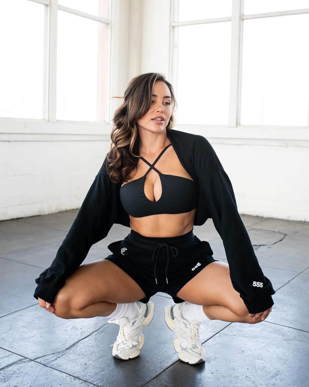 アナ・チエリのインスタグラム：「Cosmic Lounge Set 🙌🏽💫🖤 This Saturday @changefateactivewear Fall Collection goes live with early access TOMORROW! Sign up for the email list at the link in my bio 🫶🏽🖤🤍」