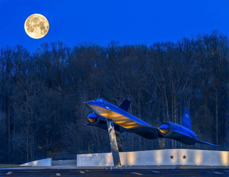 CIAさんのインスタグラム写真 - (CIAInstagram)「In 2007 the U.S. Air Force transferred this A-12 OXCART to #CIA Headquarters for display.  It arrived aboard five wide-load trucks. A crew of five assembled the airframe in 10 days, and its official presentation took place on 19 September 2007, as part of CIA’s 60th anniversary celebration.  CIA developed the highly secret A-12 in the 1960s. The displayed aircraft's first flight was on 3 October 1963. During its lifetime, it logged 453 hours on 232 test and training flights. The airframe was retired on 28 May 1968.  #LookAtLangley #PhotoOps」10月27日 0時45分 - cia