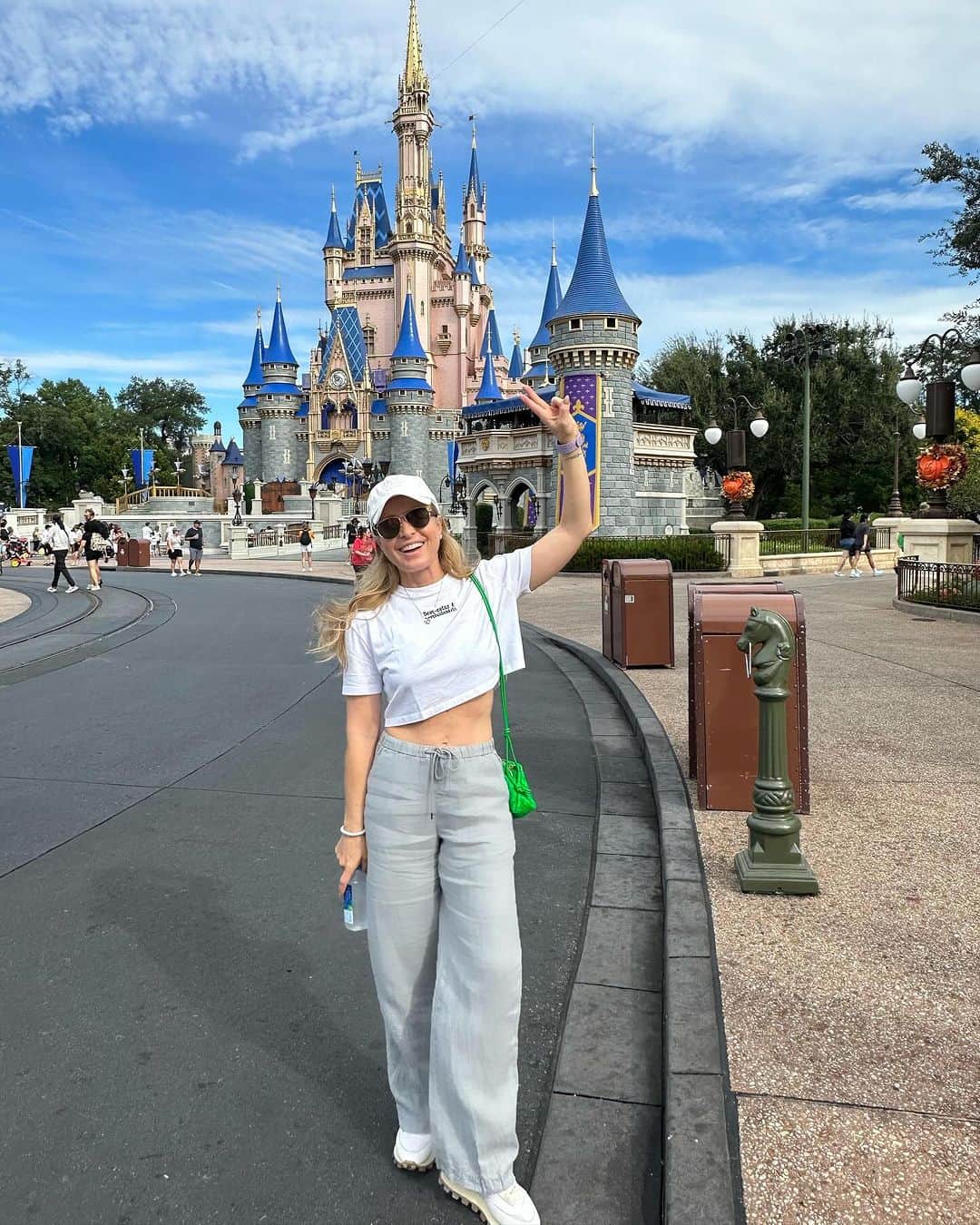 アンジェリカのインスタグラム：「#TBT para momentos mágicos na Disney ao lado de amigos e família! Lembranças que aquecem o coração e nos fazem sorrir. ✨🏰🎢」