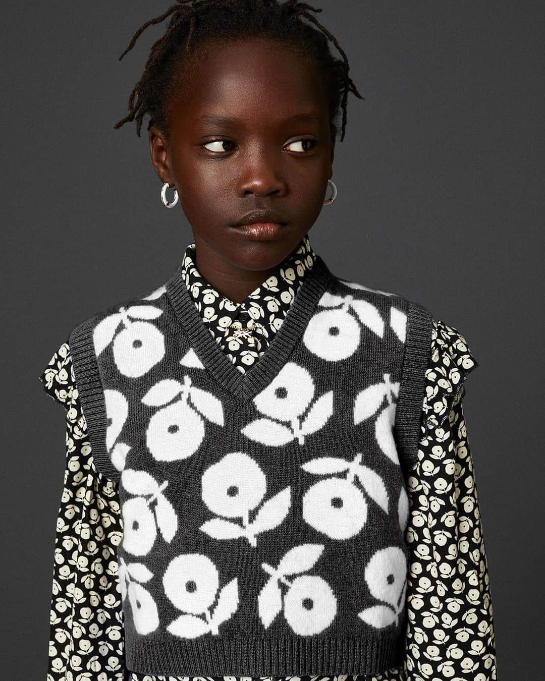 ベネトンのインスタグラム：「The flower micro-pattern in new playful colors.  Discover all the mini-styles and shop the FW23 collection by @andreaincontri  #Benetton」