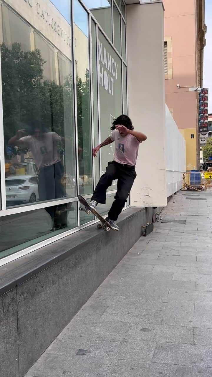 MACBA LIFEのインスタグラム：「OH MF GOD! 🤯 @lukas.amador   📱 @oskarhs   Tag us to be featured 👉🏽#macbalife 👈🏽 -———————— #RESPECTTHEPLAZA #macba #skate #skateboarding #barcelona #bcn #skatebarcelona #skatelife #barceloka #metrogrammed #skatecrunch #skategram #thankyouskateboarding #❤️skateboarders」