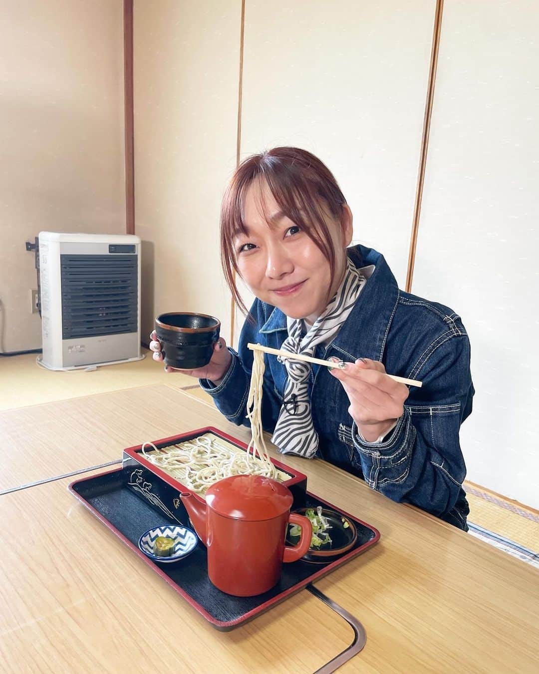 須田亜香里さんのインスタグラム写真 - (須田亜香里Instagram)「北海道幌加内町のお蕎麦。 泊まりのロケで生産者さんの努力と魅力を探り、体感させていただきました。 ロケとスタジオ出演しました。#nhkうまいッ #うまいッ  再放送は10月29日(日)午前4時35分〜 MBSラジオ生放送終わってすぐだね☺️ NHK＋で配信もされています！  写真のラスト2枚はロケでお世話になった田丸さんに教えていただいたご馳走。 #北海道幌加内町 #そば日本一 #旭川名物 #新子焼き #日本酒 #男山 #あかりさんの一杯」10月27日 0時51分 - akarisuda