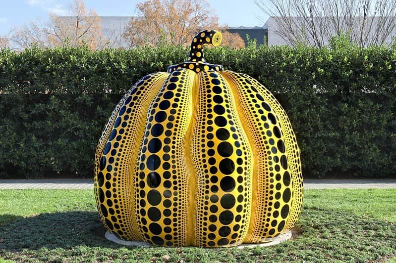 スミソニアン博物館のインスタグラム：「Artist Yayoi Kusama loves pumpkins. Her squash-based designs, covered in her signature polka dots, have become some of her best-known works.   Kusama’s “Pumpkin” stands nearly eight feet tall outside of our @hirshhorn building in Washington, D.C.」