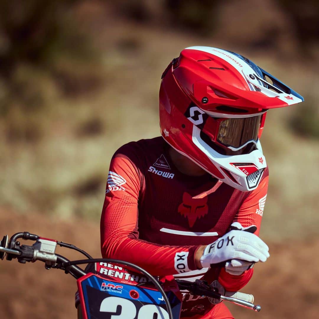 Racer X Onlineさんのインスタグラム写真 - (Racer X OnlineInstagram)「Fox debuts the all new V3 helmets with Jo Shimoda 🔥 Be sure to read up on all the new features like the MIPS Evolve System ➡️ For more follow the link in the story 🤘🏼 #FoxRacing」10月27日 0時53分 - racerxonline