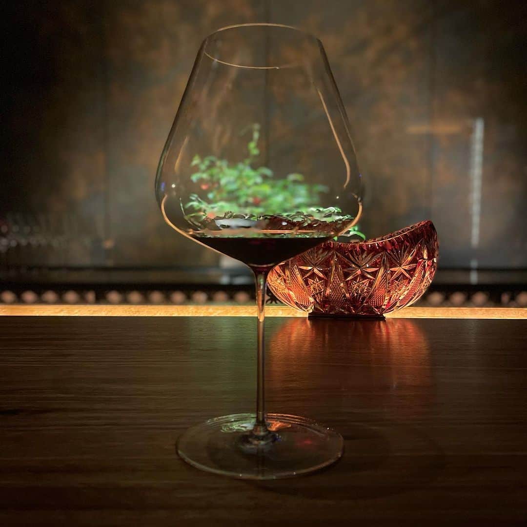 行正り香のインスタグラム：「京都の素敵なワインバーの店主に「グラスはスピーカーのようなものだ」とお聞きしました。いやもう、ほんとだなあと。美しいワイングラスで飲むワインは、格別な味となります。#rikayukimasa #行正り香 #kyoto」