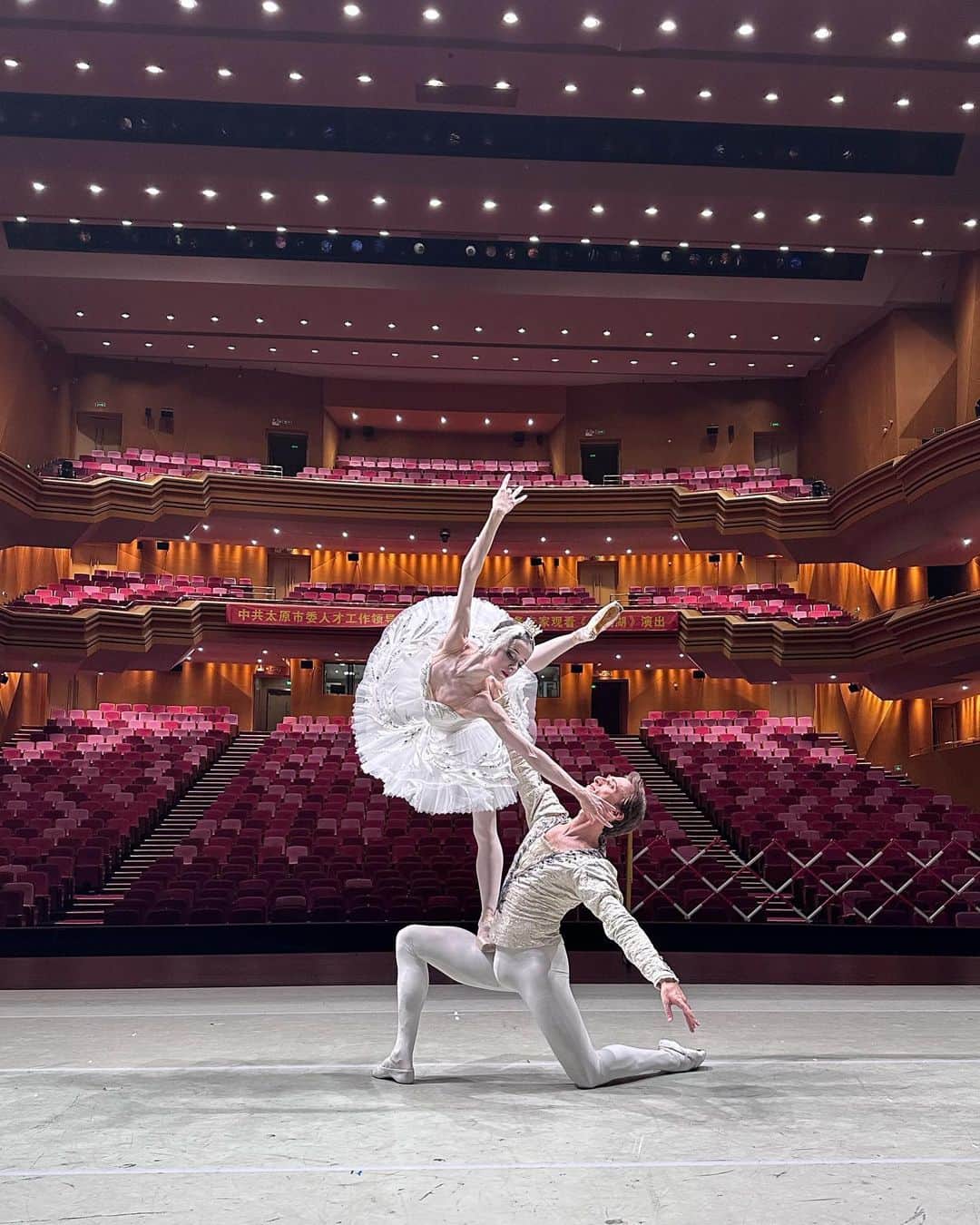 マリア・コーレワのインスタグラム：「SWAN LAKE 26.10.23 in Taiyuan 🦢  Today was a rollercoaster… I got sick after the flight from Nanjing and because of the cold temperature in the theatre and didn’t feel great at the beginning of the performance… But thanks to my amazing amazing partners @philipp_stepin and @konstantin__zverev_ and all of the fantastic Mariinsky dancers I got so much energy… That all of the sickness started vanishing 😭🙏🏻💔 Grateful, emotional, admiring the professionals around me!!! P.S. I also want to make a shout out to a friend that recommended this nasal spray on the last shot. It literally got me through the show!   ЛЕБЕДИНОЕ ОЗЕРО 26.10.23 в Тайюане 🦢 Сегодня пришлось танцевать не в самом лучшем состоянии… Я приболела после перелета из Нанкина и плохое самочувствие усугубилось холодом в театре, и в начале спектакля было тяжело… Но благодаря моим самым лучшим прекрасным партнерам @philipp_stepin и @konstantin__zverev_ и всем фантастическим артистам нашей труппы, вдруг появилось столько энергии… Что все недомогания начали потихоньку проходить 😭💔 Благодарна, наполнена эмоциями, восхищаюсь окружающими меня профессионалами!!! P.S. Я также хочу поблагодарить друга, который порекомендовал спрей Дезринит (на последнем фото). Благодаря ему я могла дышать 😅🙏🏻」
