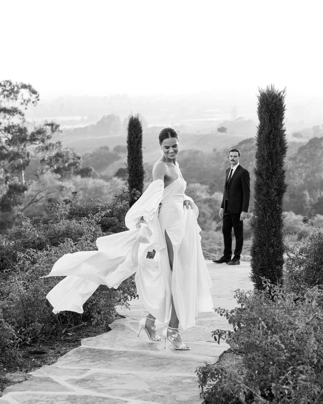 ケルシー・ロビンソンさんのインスタグラム写真 - (ケルシー・ロビンソンInstagram)「Was a dream to wear the beautiful @lunabeabride wedding gowns 🤍  Shot for @casablancainterlaken by @carliestatsky ✨」10月27日 0時57分 - krobin32